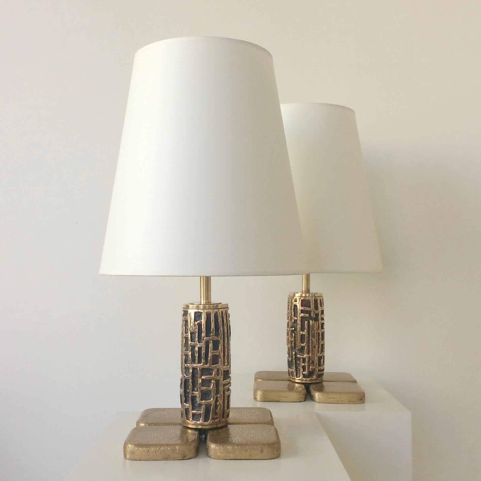 Rare Luciano Frigerio pair of table lamps for Frigerio, circa 1970, Italy.
Bronze, new off-white fabric shades.
One E27 bulb of 40W per lamp.
Beautiful patina of the bronze, monogrammed 