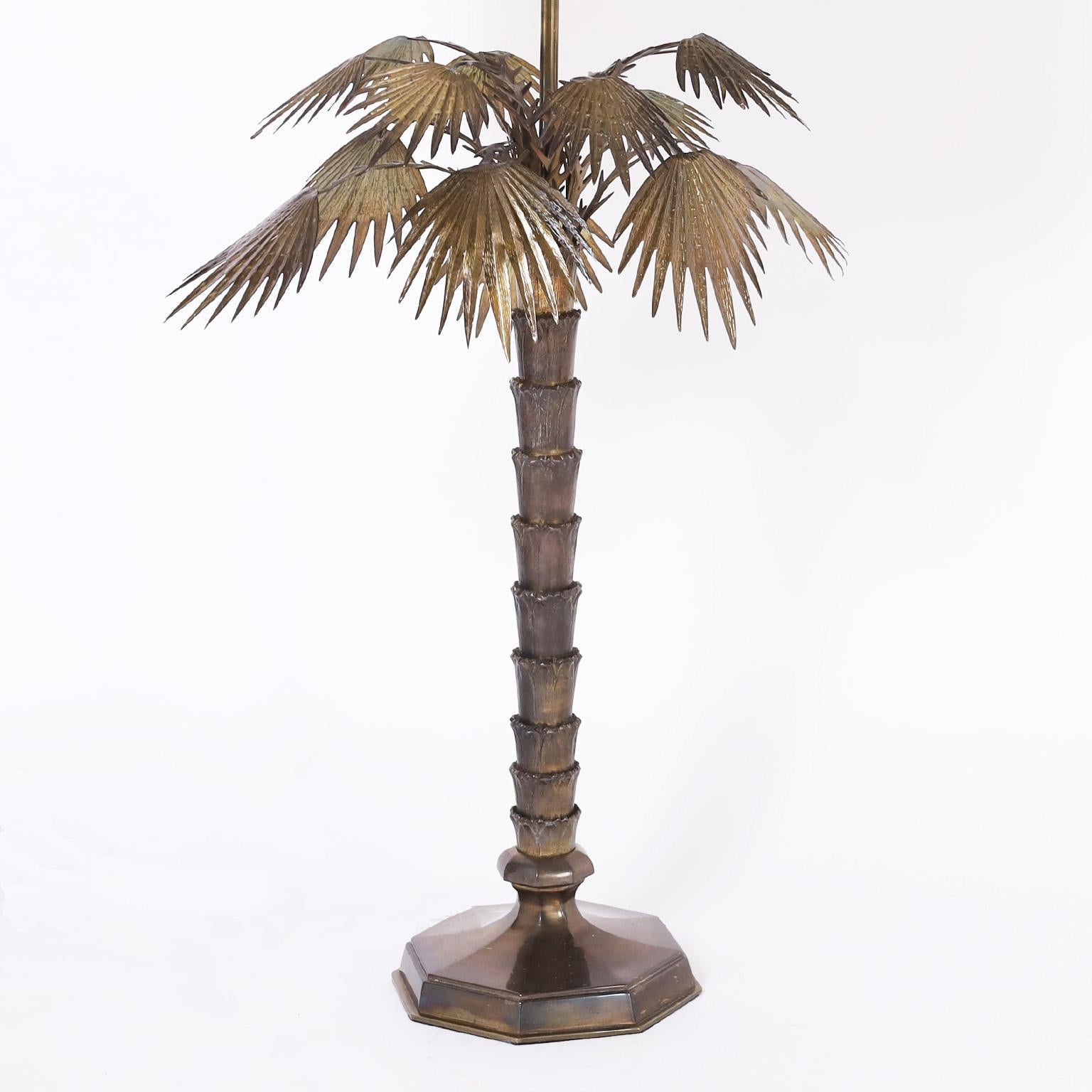 Lampe de table vintage chic à grande échelle, fabriquée en bronze sous la forme d'un palmier stylisé avec une patine vieillie luxuriante.