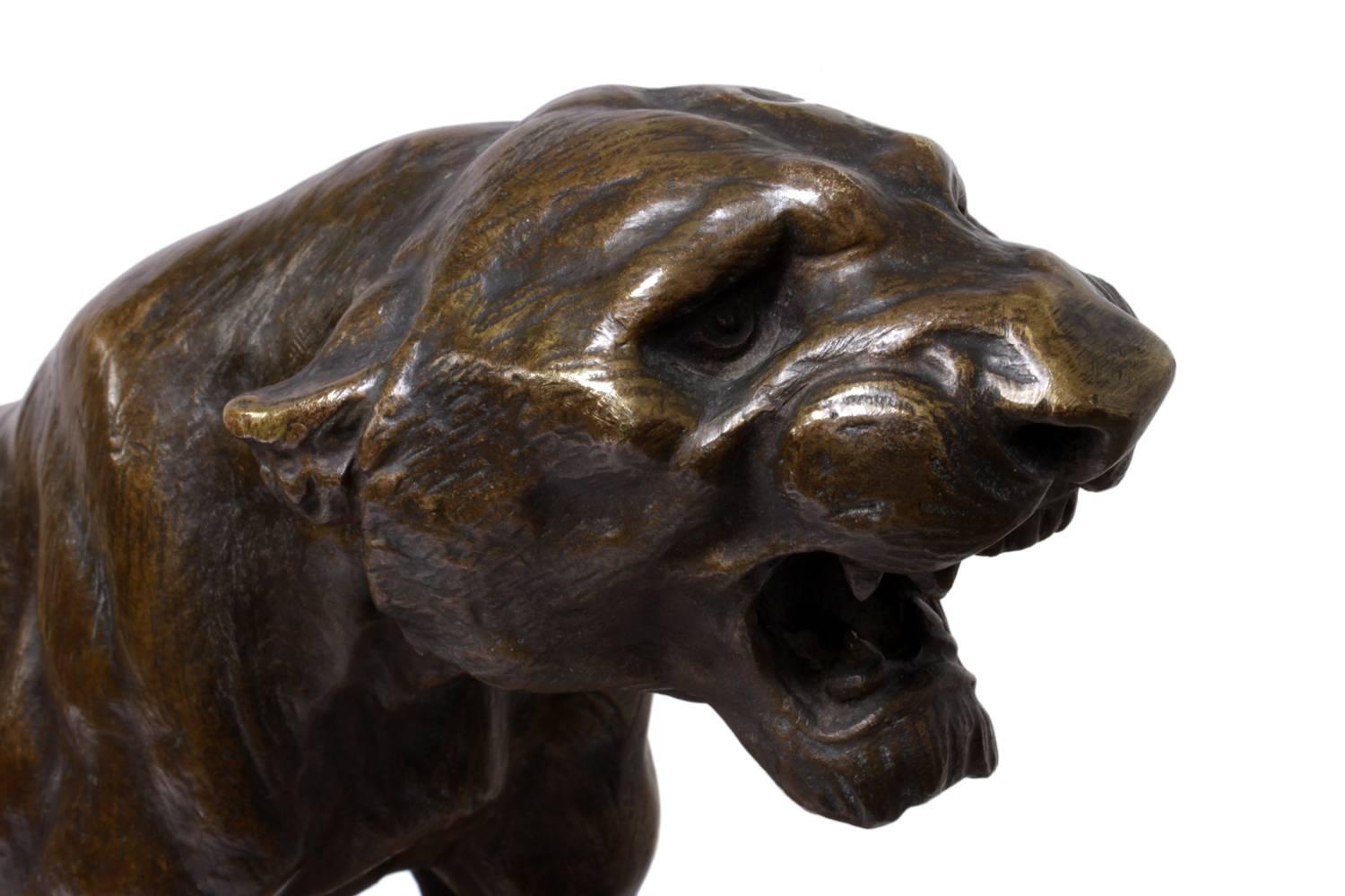 Panthère en bronze de Thomas Cartier sur rocher de marbre, vers 1920
(Thomas François Cartier 1879-1943)

Panthère en bronze sur un rocher, une très grande panthère hargneuse sur un rocher en marbre, signée AT&T Cartier, produit

en France dans