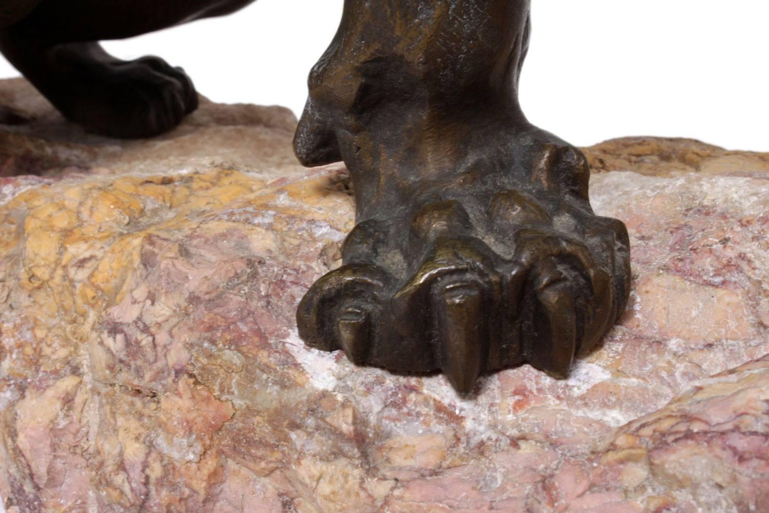 Bronze Panthère en bronze par Thomas Cartier sur un rocher de marbre, vers 1920