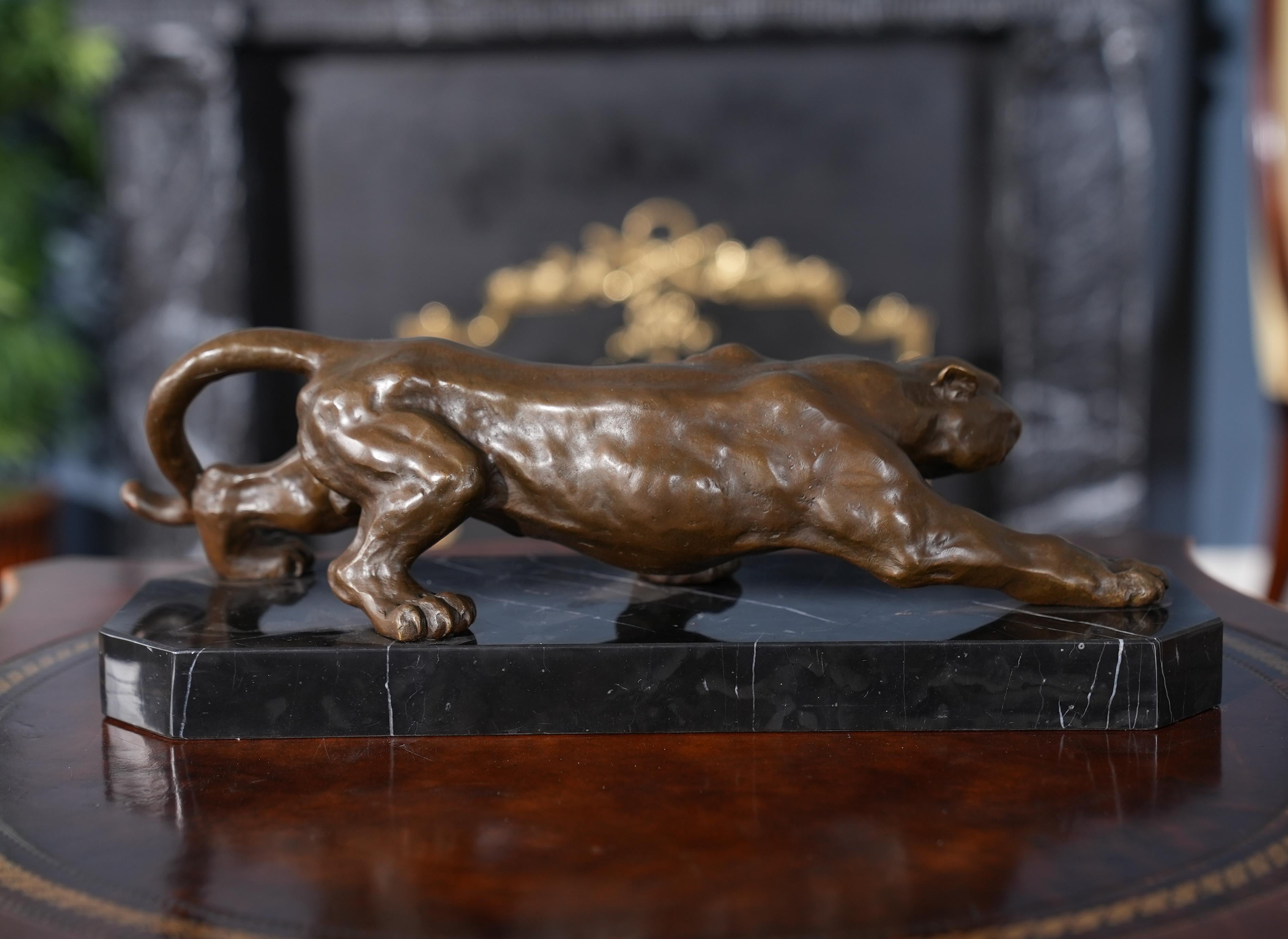 Panther aus Bronze auf Marmorsockel im Angebot 1