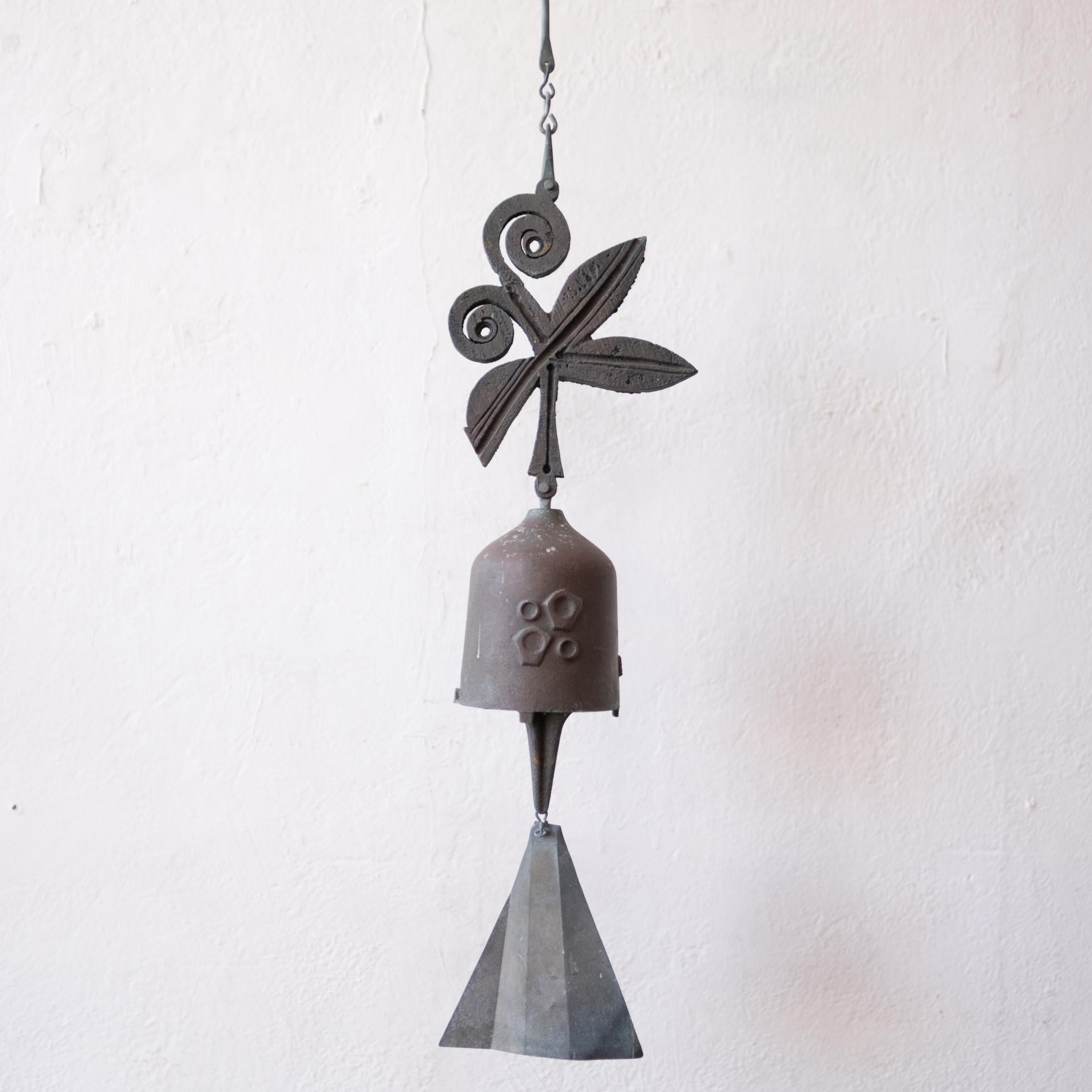 Vintage bronze Cosanti bell sculpture by Paolo Soleri. Signed by Soleri on the cast sculptural element. The bell chamber has a uncommon geometric pattern and has the Cosanti mark. Fantastic patina and a great sound.

Paolo Soleri (1919-2013), the
