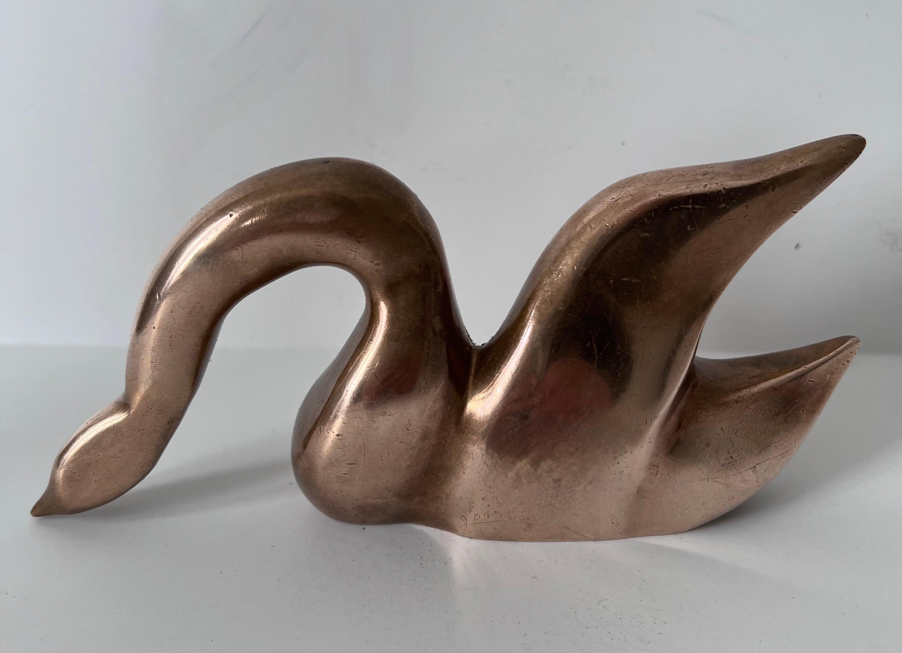 Escultura pisapapeles de bronce de un pájaro o un cisne Patinado en venta
