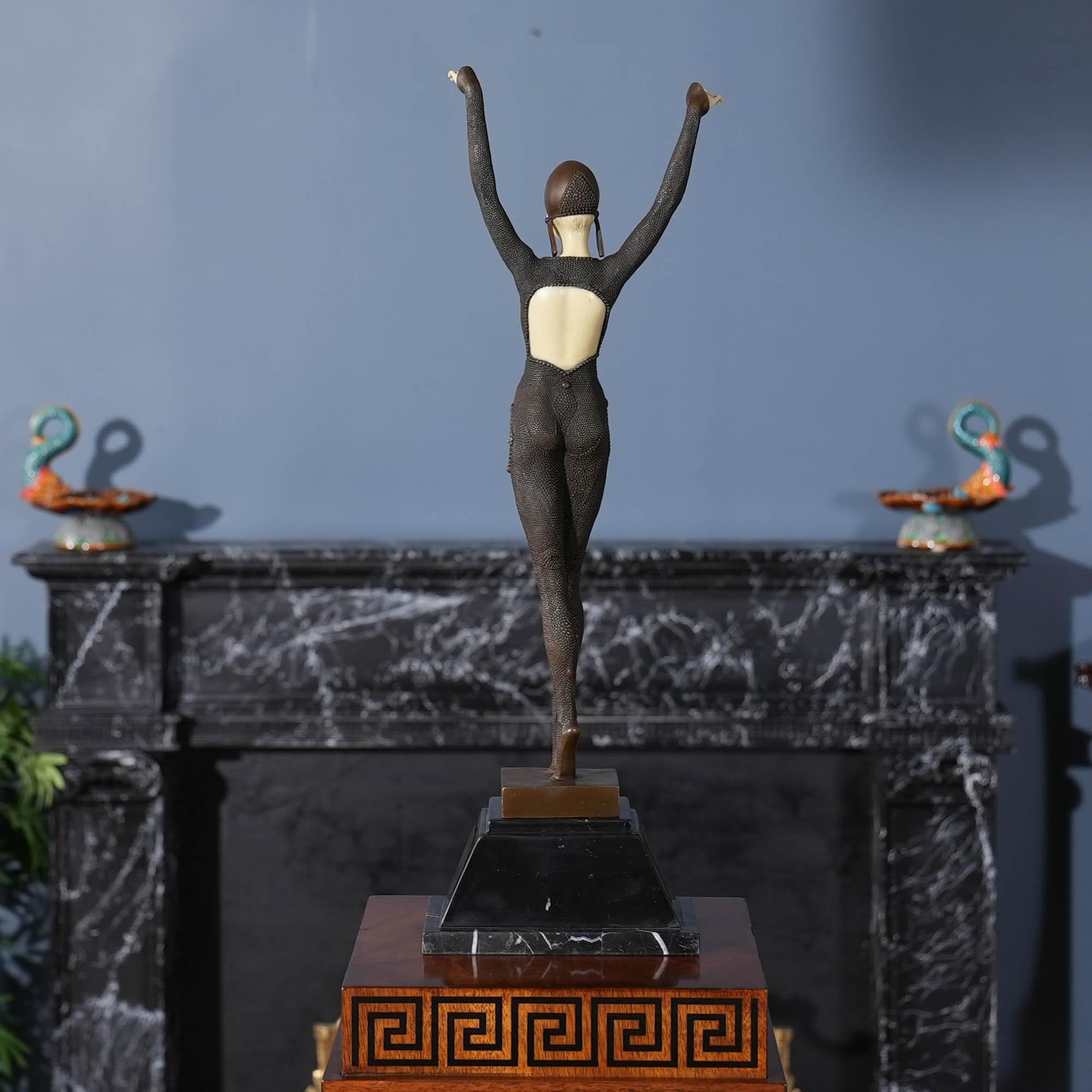 Pariser Tänzerin aus Bronze auf Marmorsockel im Angebot 1