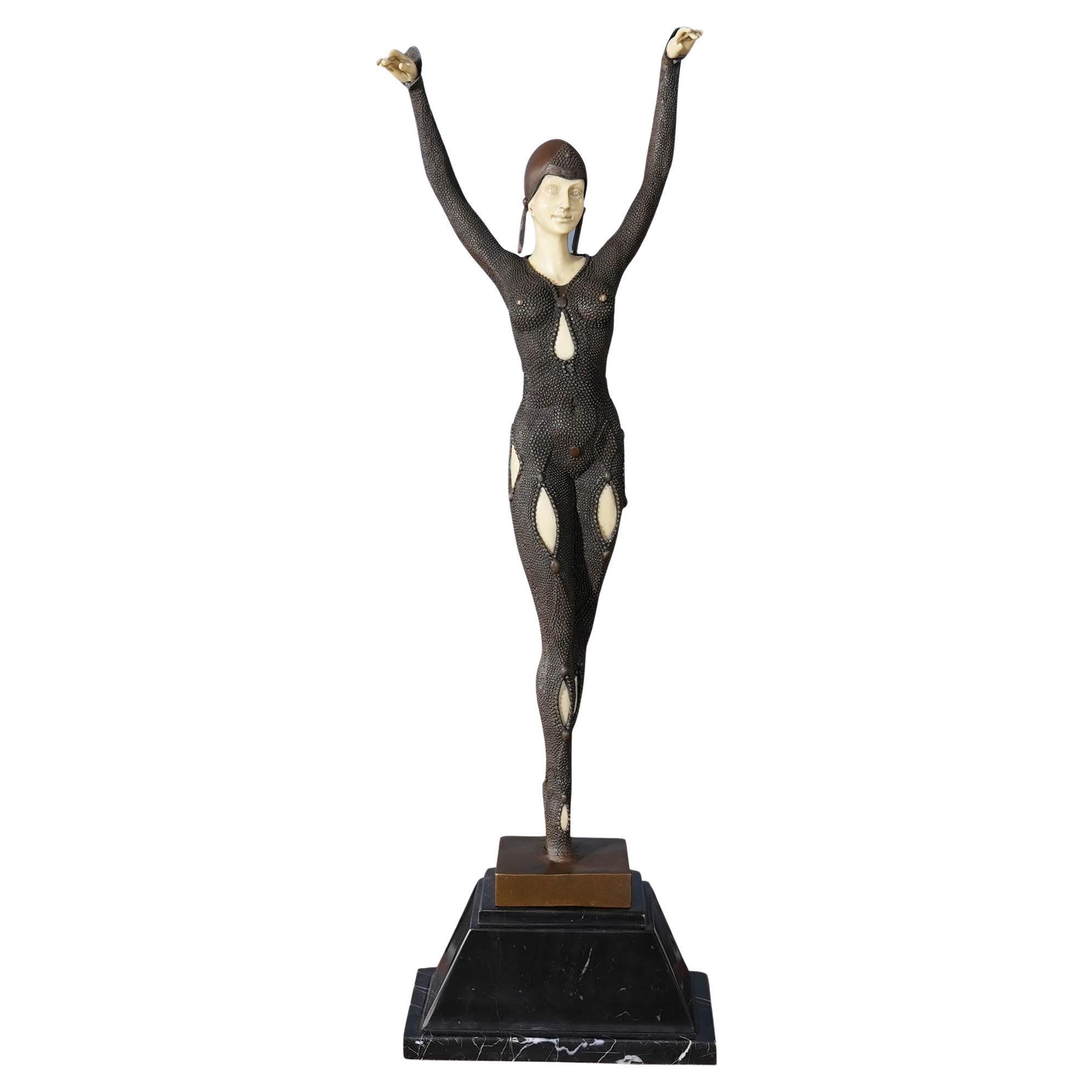Pariser Tänzerin aus Bronze auf Marmorsockel im Angebot