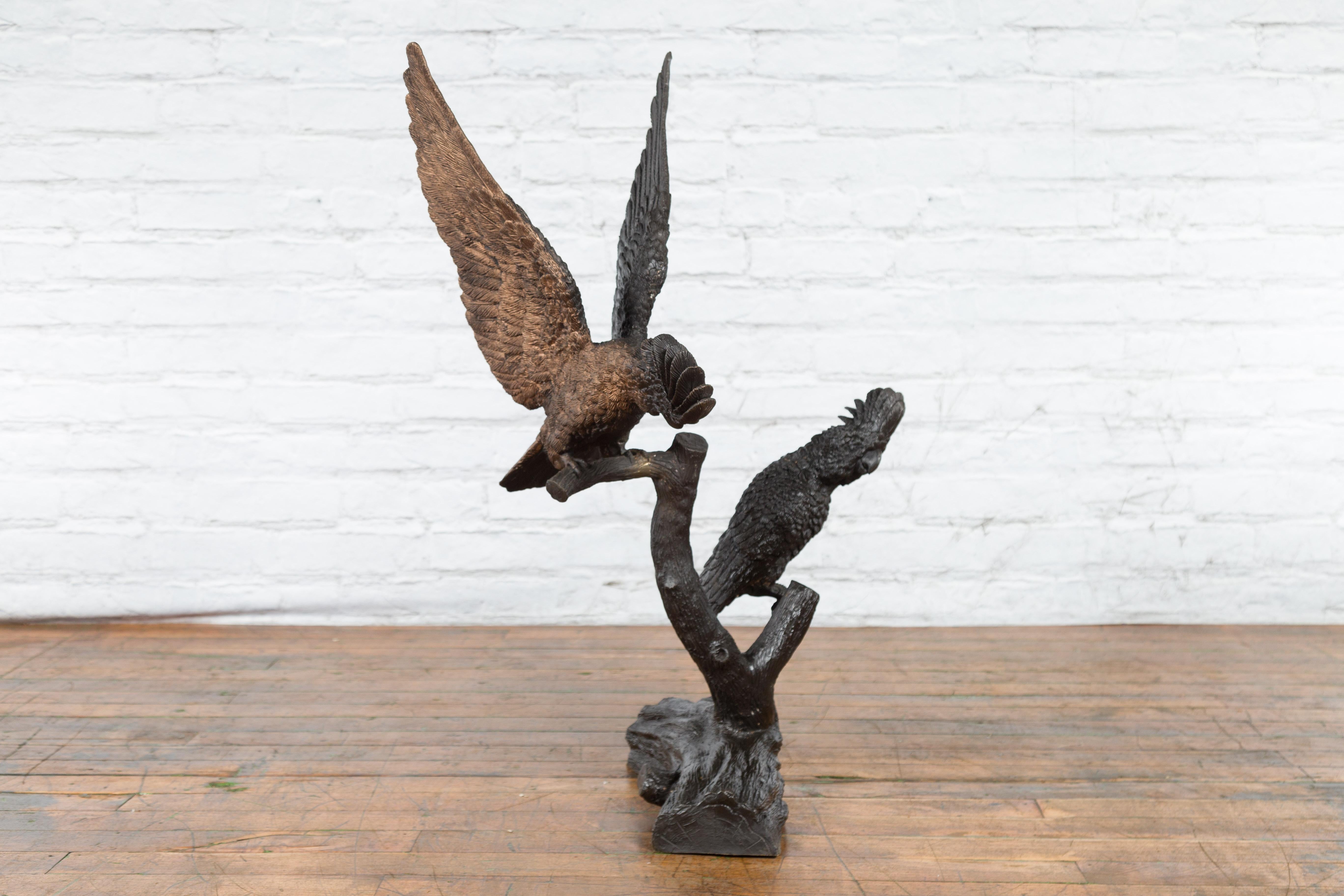 Bronze Papageien in einem Baum aus Wachsguss-Skulptur mit dunkler und bronzener Patina im Angebot 1