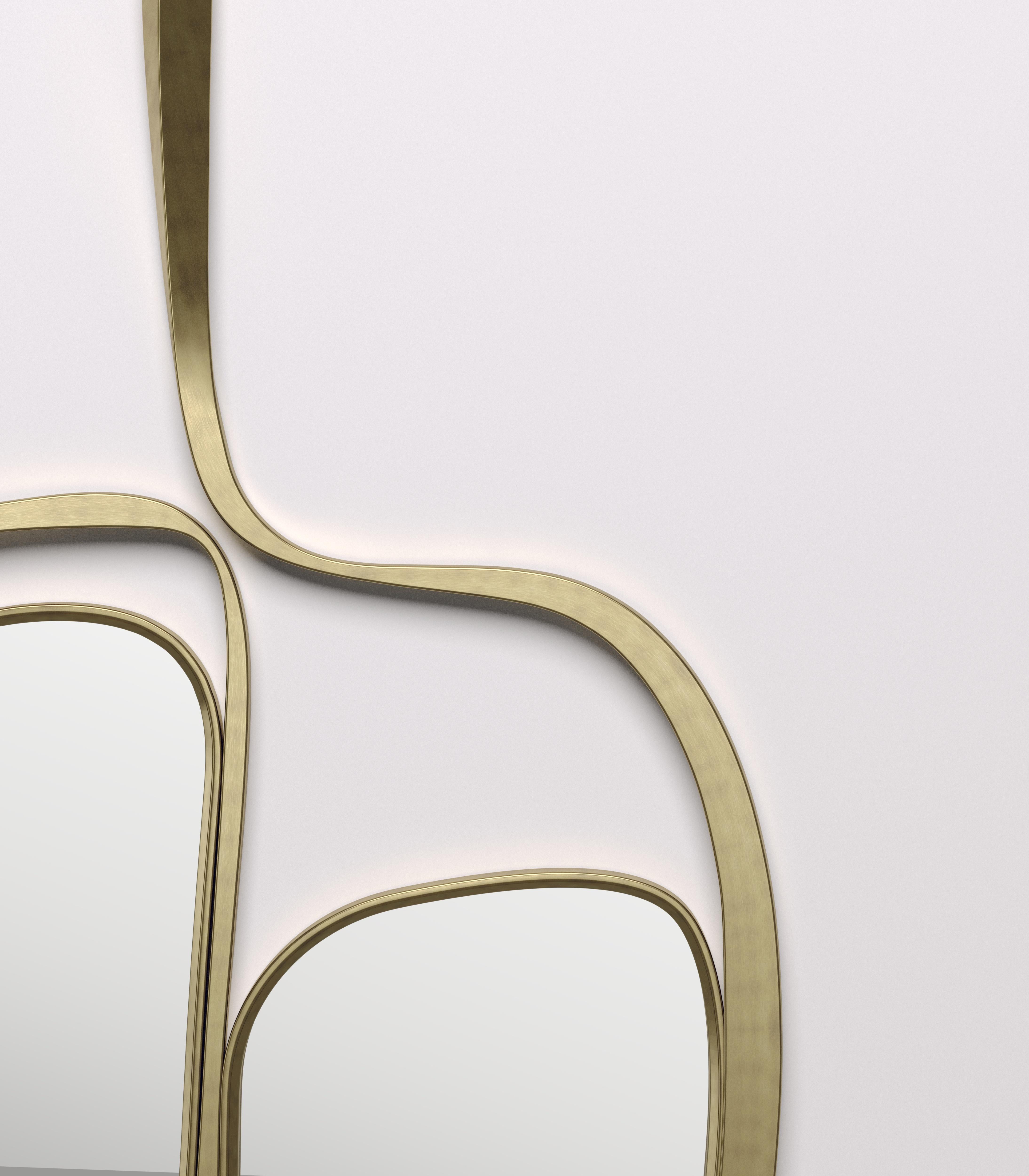 Der Spiegel Ginko von R & Y Augousti ist ein elegantes und vielseitiges Stück. Das Stück ist mit seiner organischen Form und dem schwebenden, ausgeschnittenen Spiegeldetail sowohl skulptural als auch grafisch. Das Stück ist komplett in Bronze