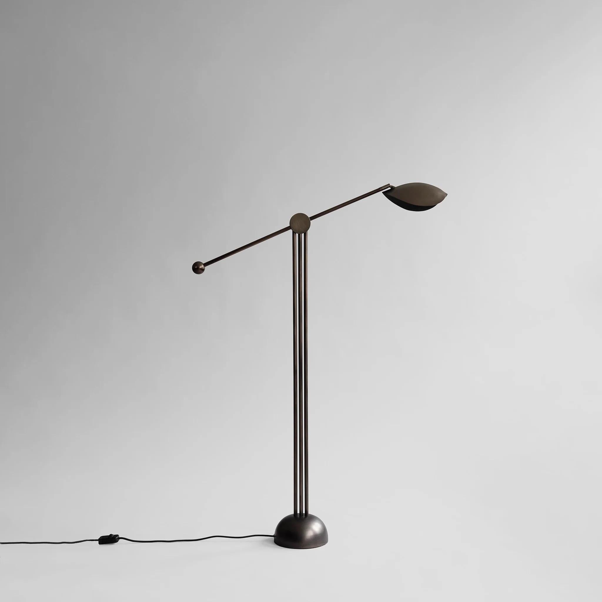 Lampadaire patiné bronze, pièce contemporaine.

Ce lampadaire design est doté de trois pieds, ce qui lui confère un certain rythme et une certaine simplicité. L'abat-jour est monté sur un bras de lampe réglable. 
 
Couleur / matière :
Métal patiné
