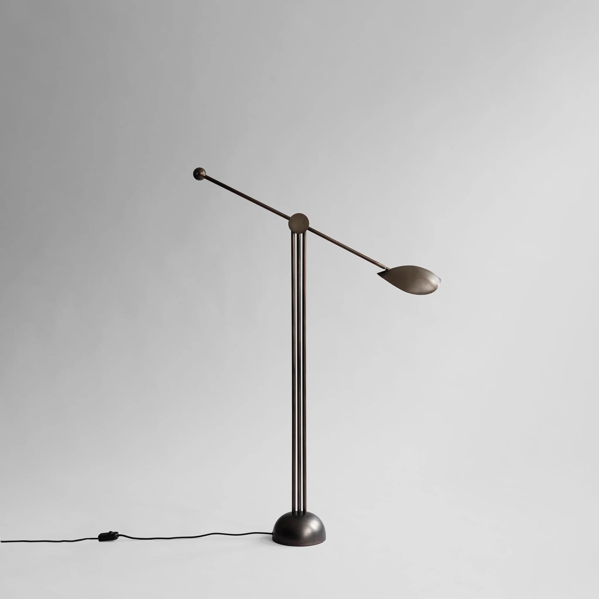 Moderne Lampadaire en bronze patiné, pièce contemporaine. en vente