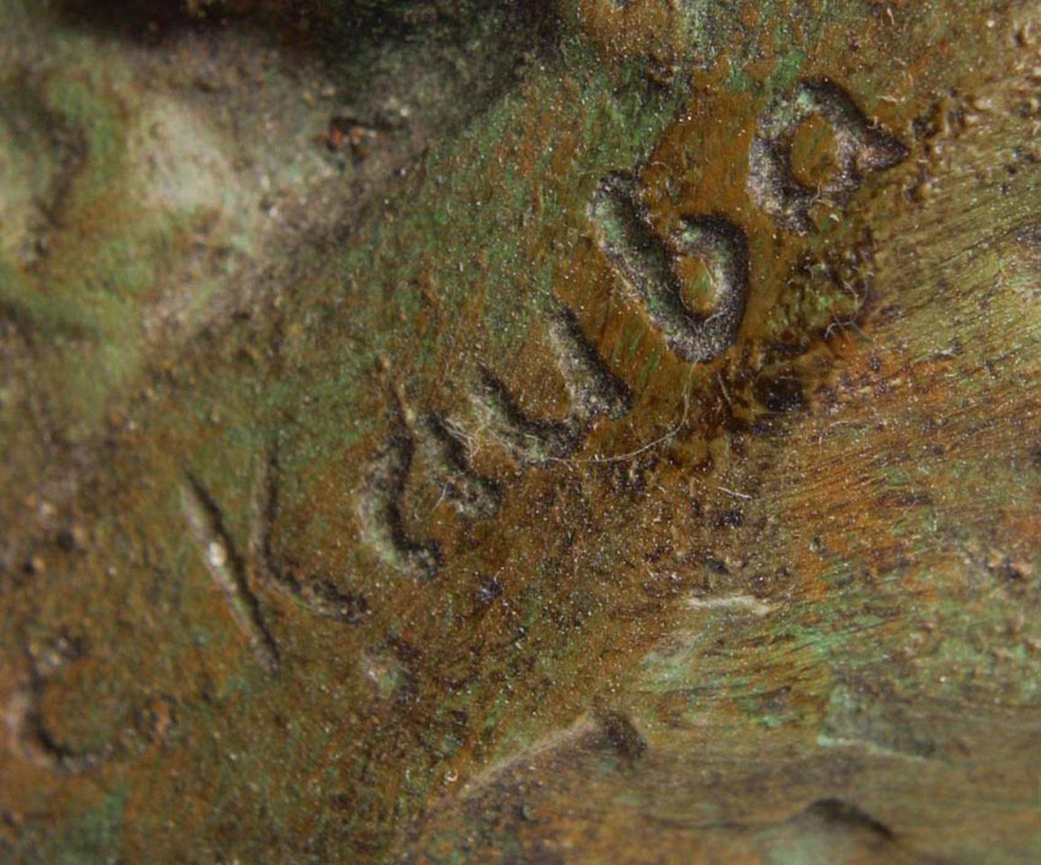 Figura in bronzo patinato multicolore in stile austriaco continentale di un capo dei nativi americani con fucile su una base di travertino (stile Kalba)