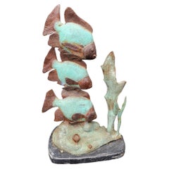 Grande statue de poisson patinée en bronze