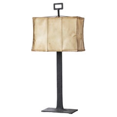 Lampe de table en fer patiné bronze et parchemin Attribuée à Marc du Plantier