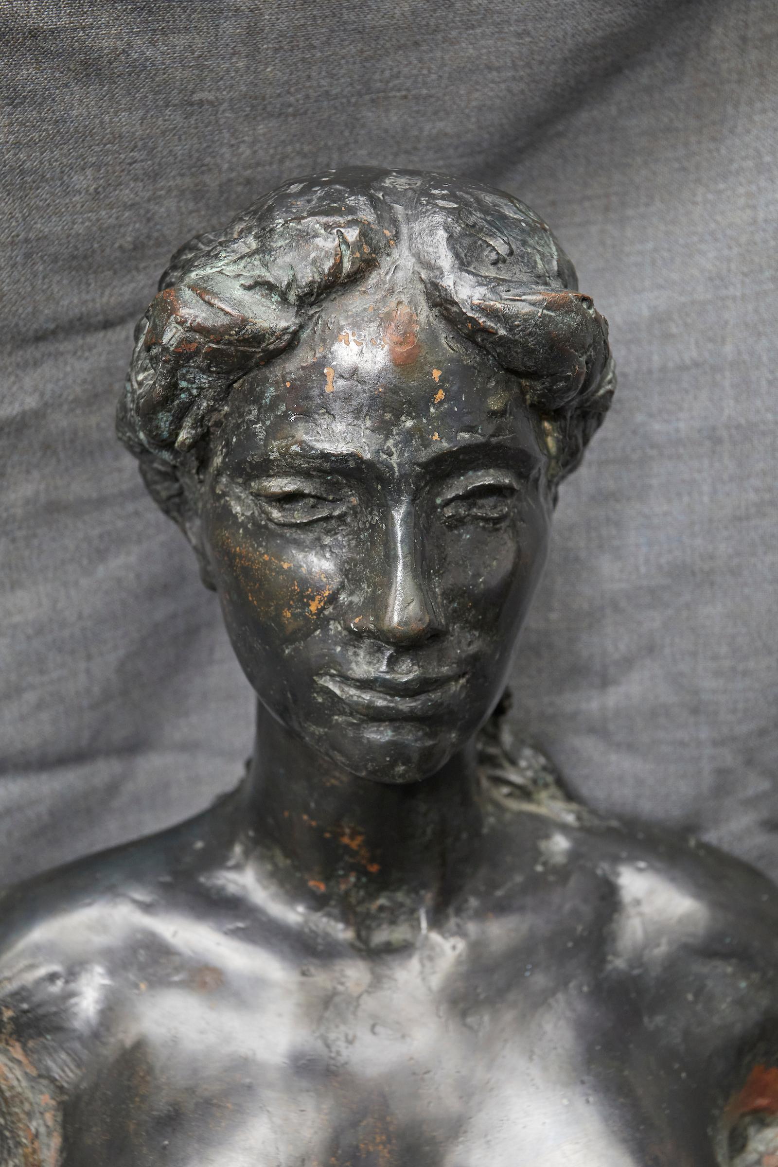 Femme nue en bronze patiné 