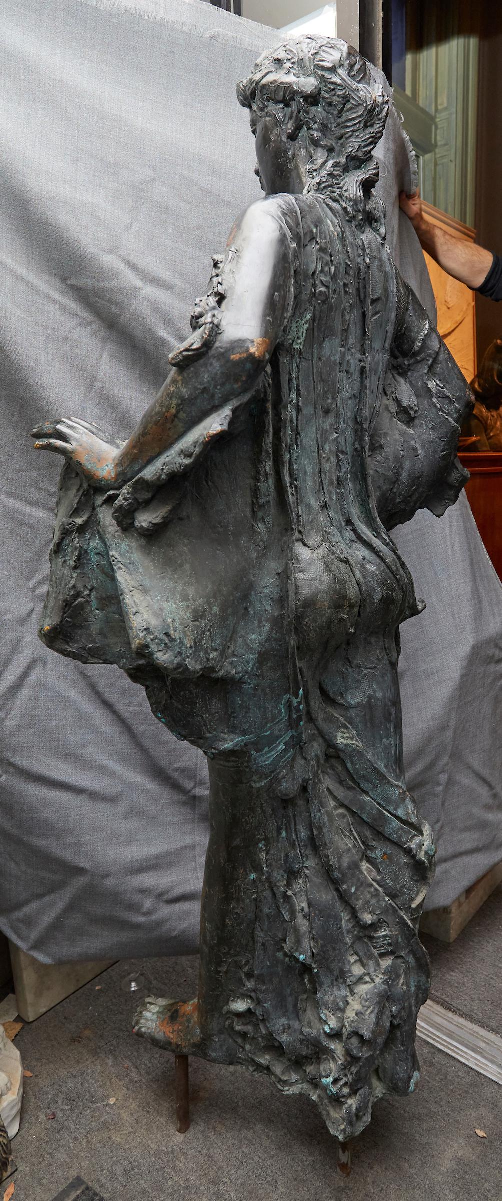 Femme nue en bronze patiné 