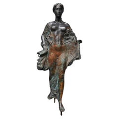 Femme nue en bronze patiné ""Sur la vague"" par Györgyi Lantos