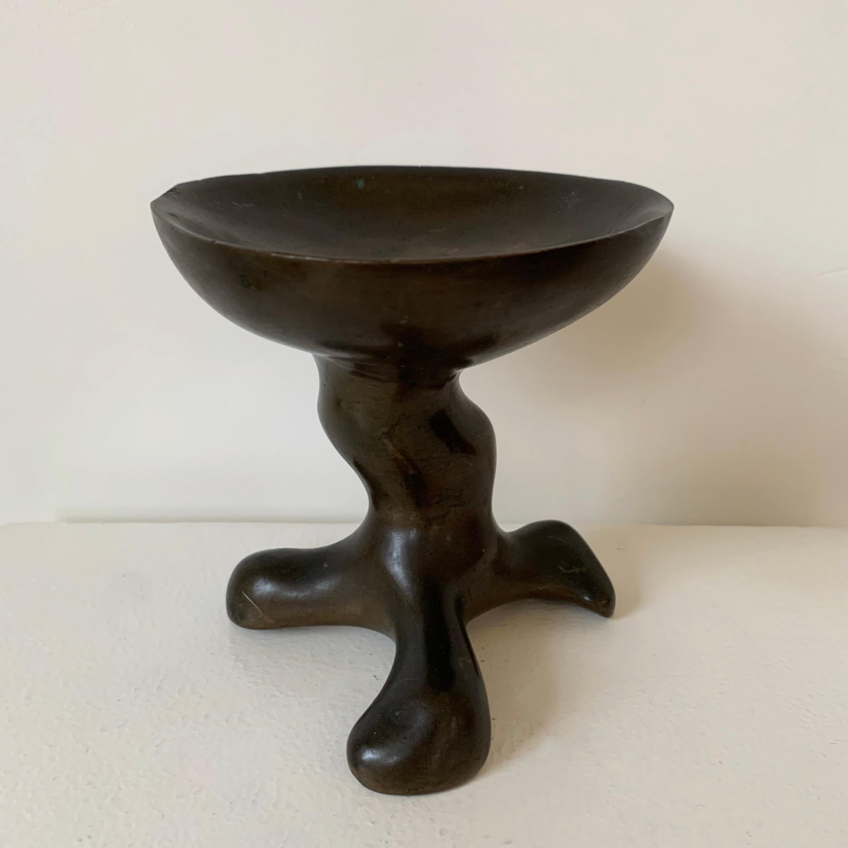 Eleganza del tripode vide-poche attribuito a Garouste and Bonetti, circa 1980, Francia.
Bronzo patinato in buone condizioni originali.
Dimensioni: 10 cm di altezza, 10 cm di diametro.
Tutti gli acquisti sono coperti dalla nostra garanzia di