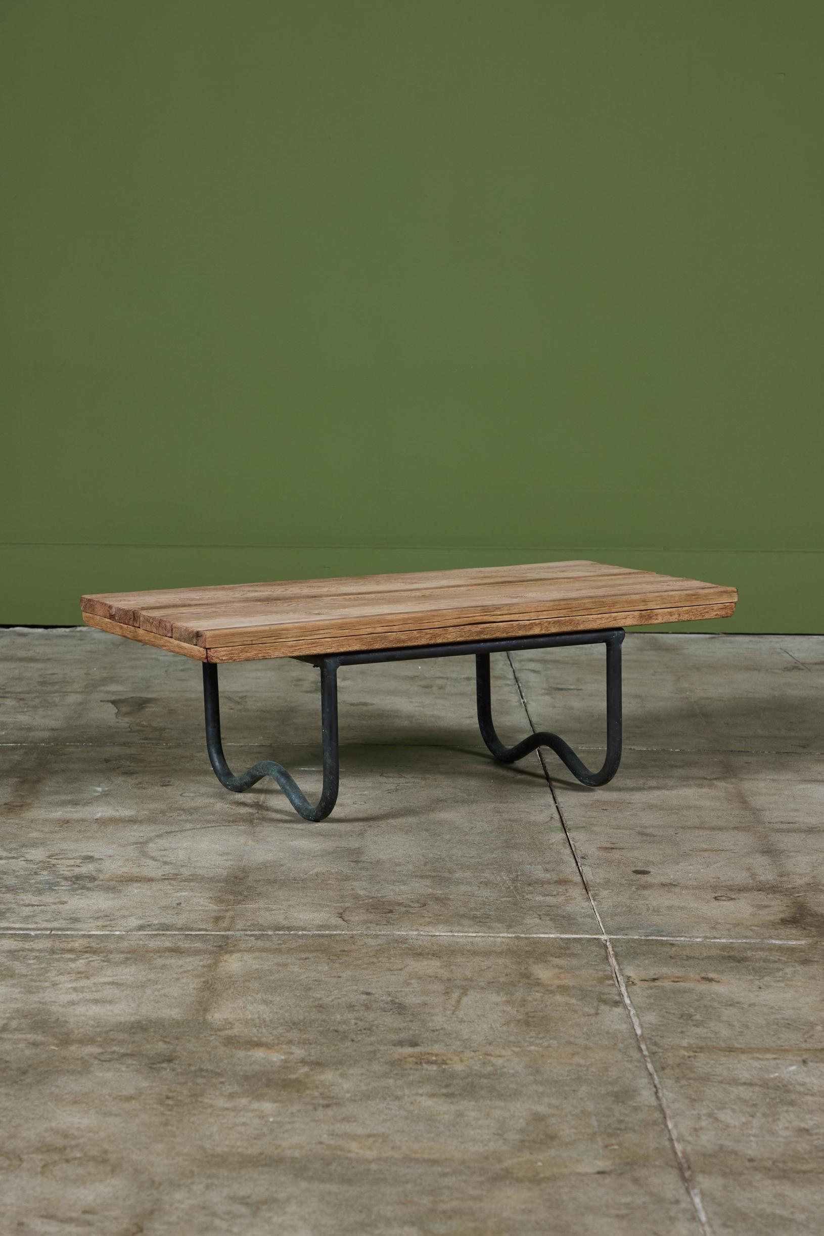 Table de plage en bronze avec plateau en bois par Walter Lamb pour Brown Jordan en vente 3