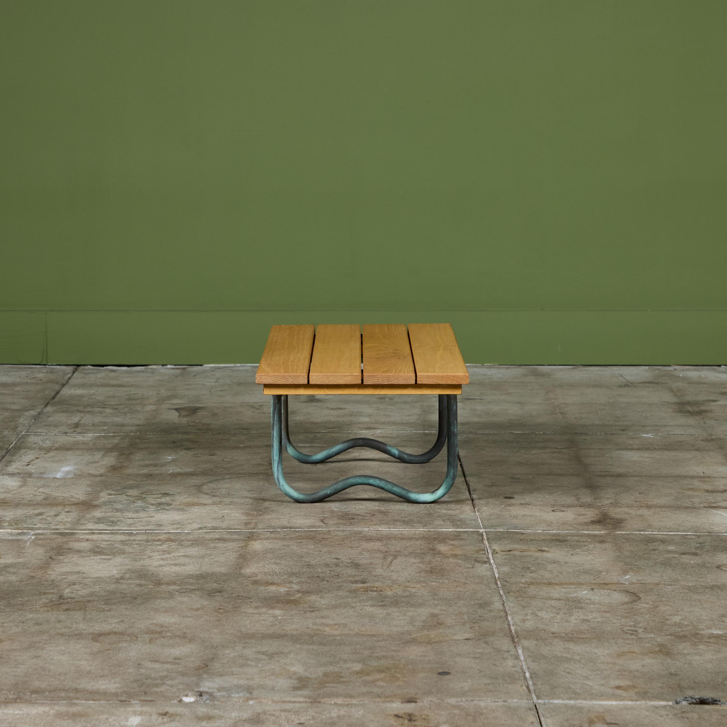 Table de plage en bronze avec plateau en bois par Walter Lamb pour Brown Jordan en vente 1