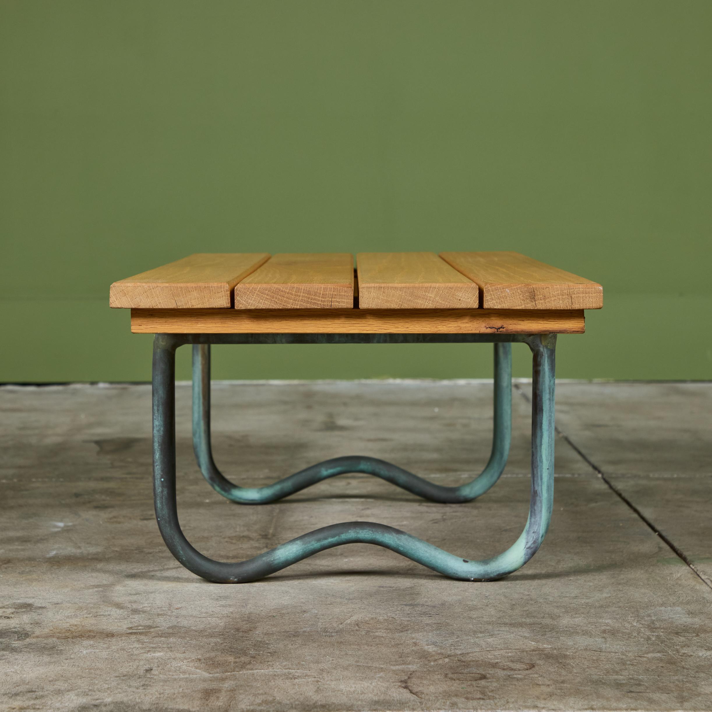 Table de plage en bronze avec plateau en bois par Walter Lamb pour Brown Jordan en vente 2