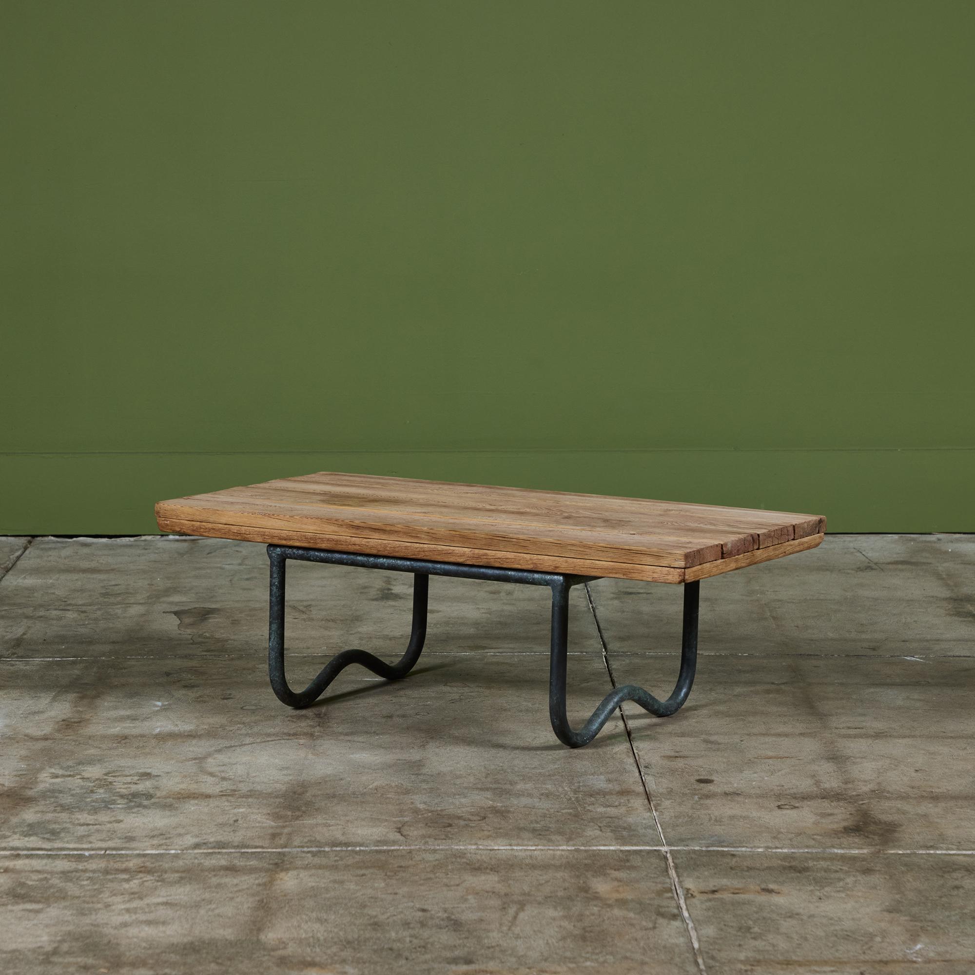 La table de plage WT-3715, conçue par Walter Lamb pour Brown Jordan, présente une structure tubulaire en bronze et un plateau en bois à lattes en acajou des Philippines. Rappelant les travaux antérieurs de Lamb, la table présente des courbes moulées