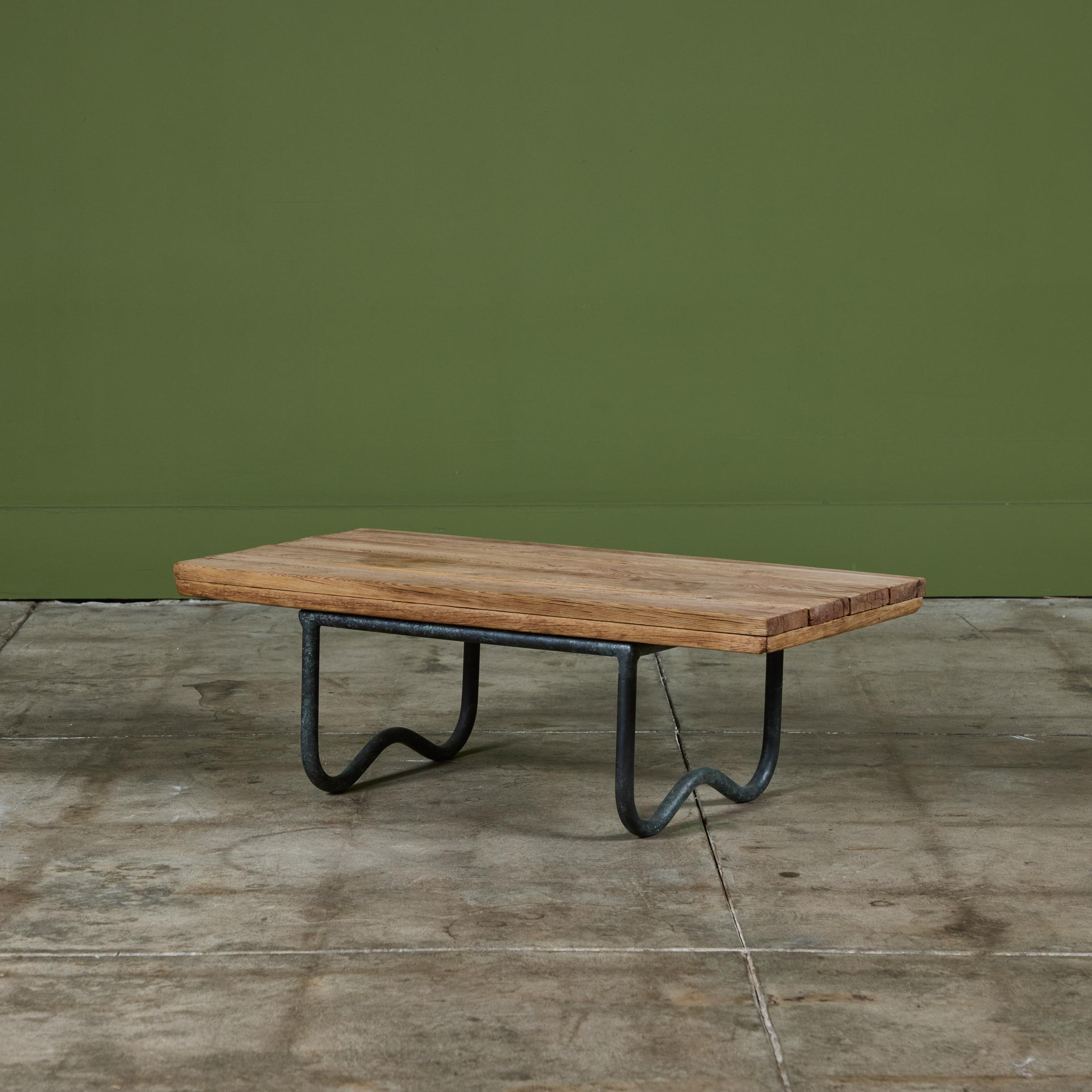 Mid-Century Modern Table de plage en bronze avec plateau en bois par Walter Lamb pour Brown Jordan en vente