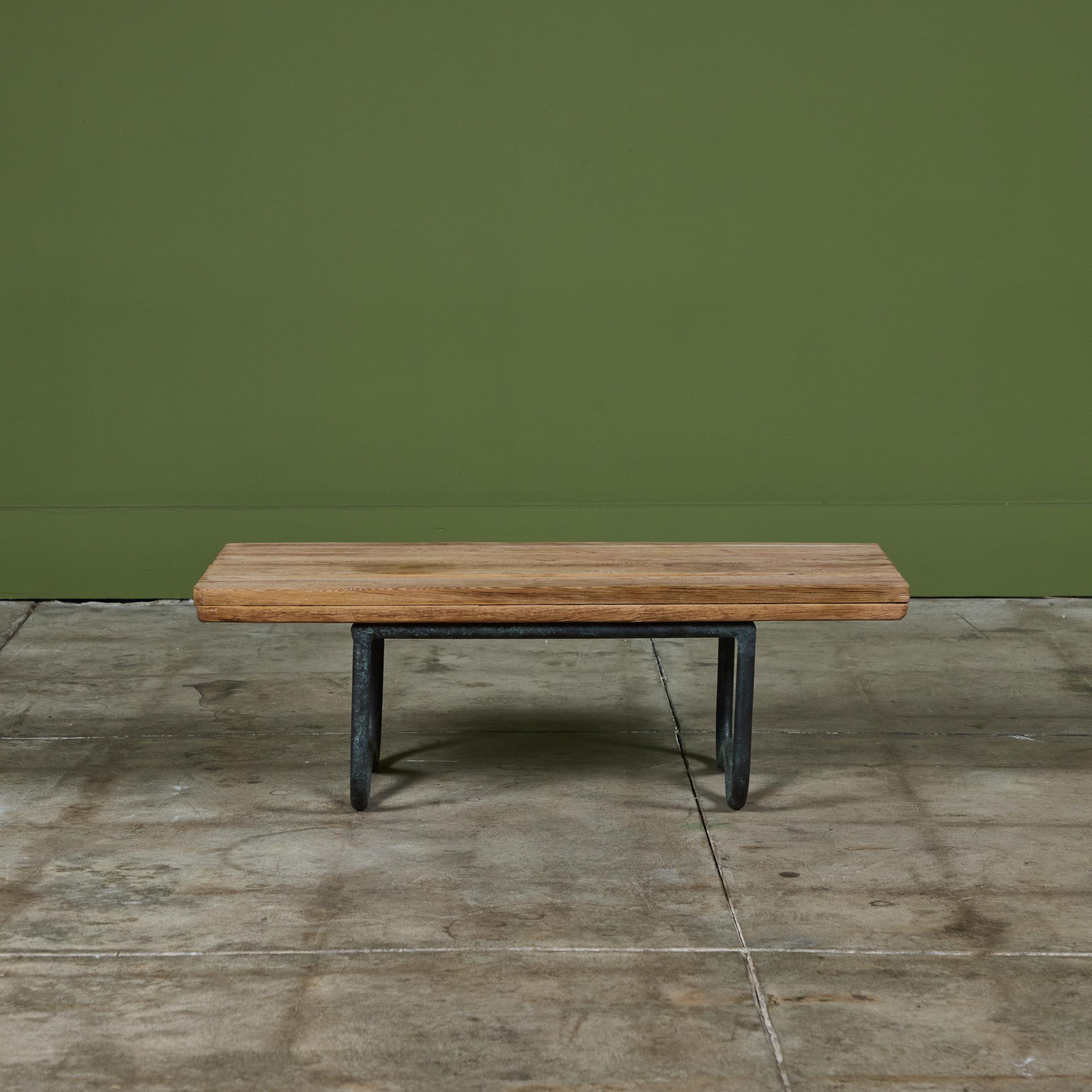 Américain Table de plage en bronze avec plateau en bois par Walter Lamb pour Brown Jordan en vente