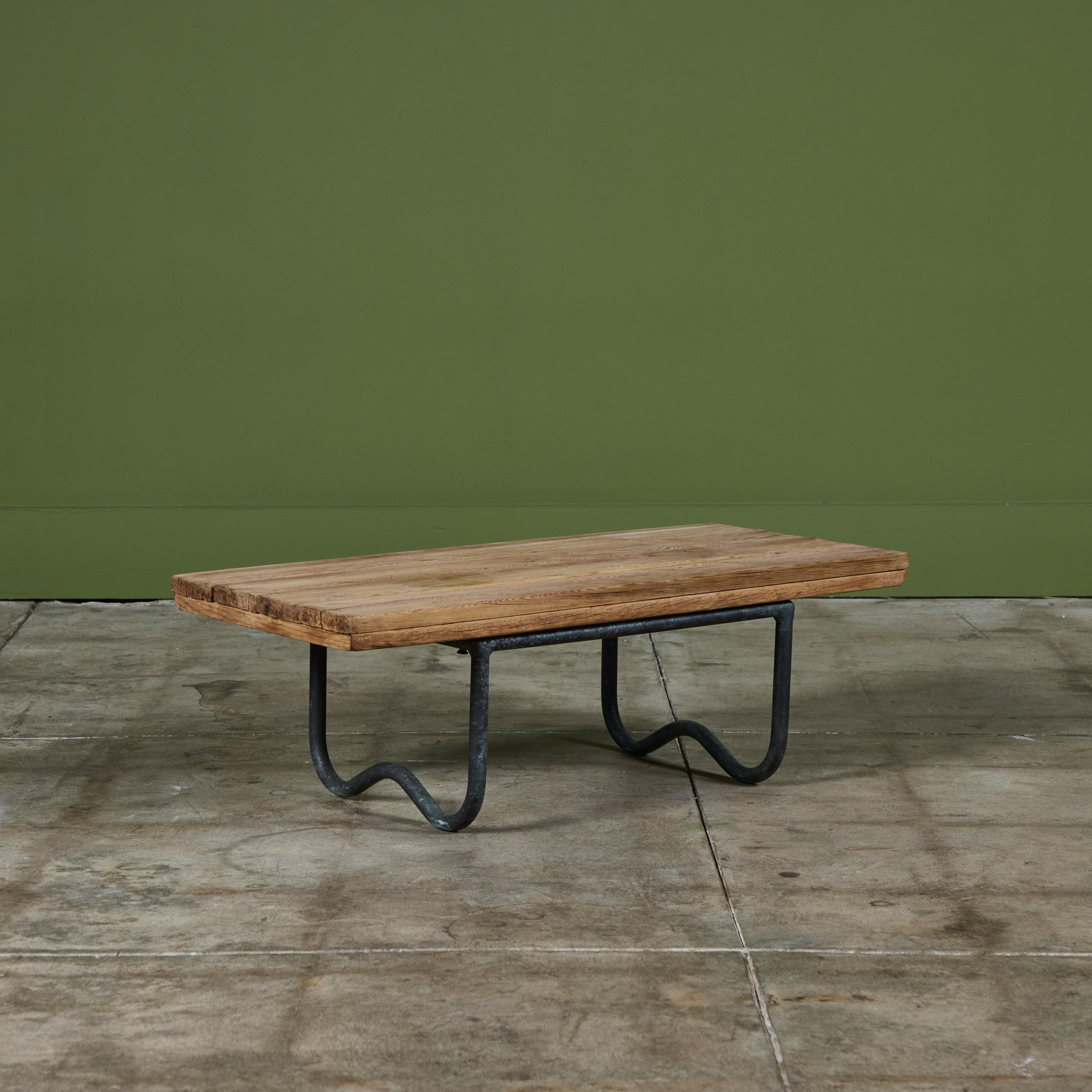Table de plage en bronze avec plateau en bois par Walter Lamb pour Brown Jordan Bon état - En vente à Los Angeles, CA
