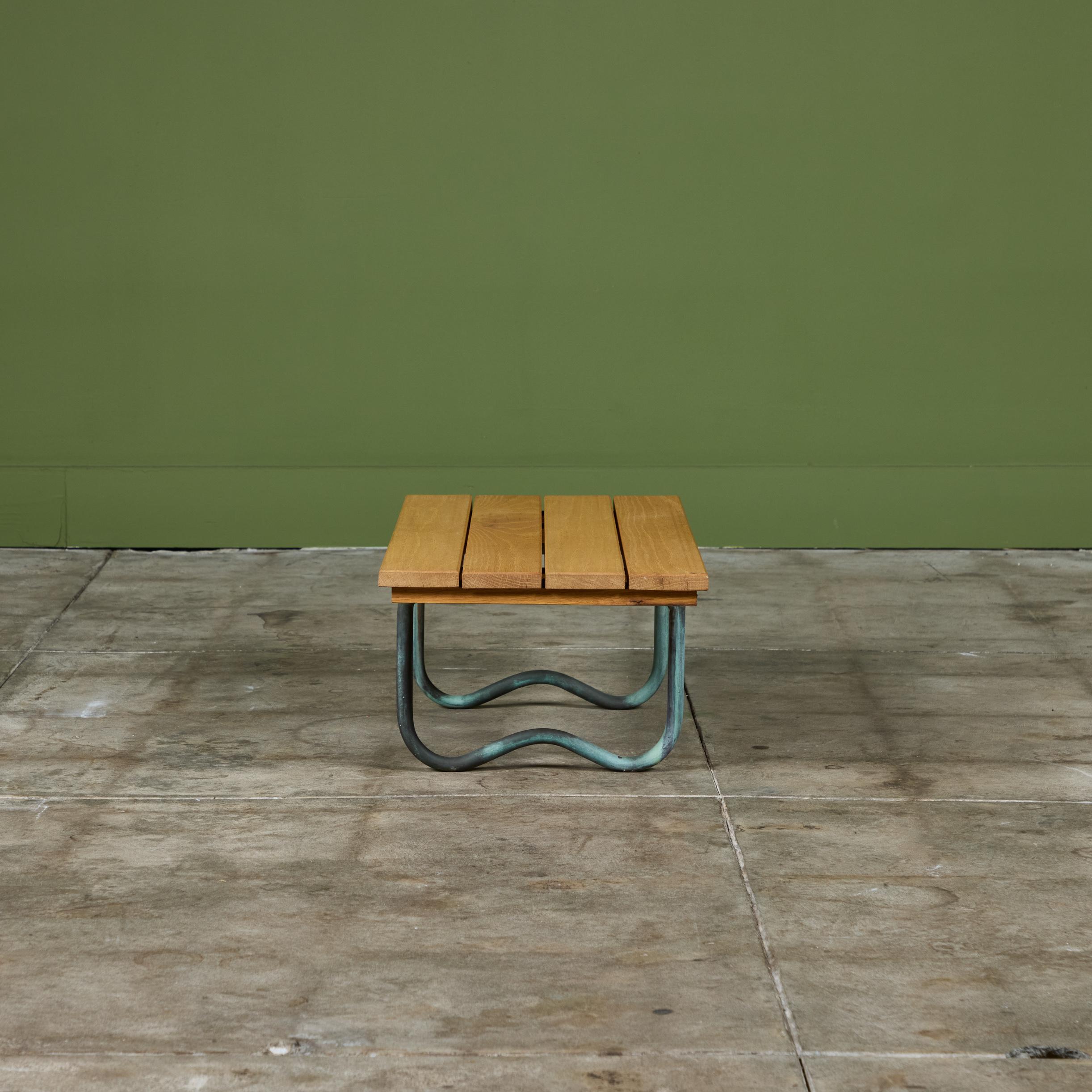 Américain Table de plage en bronze avec plateau en bois par Walter Lamb pour Brown Jordan en vente