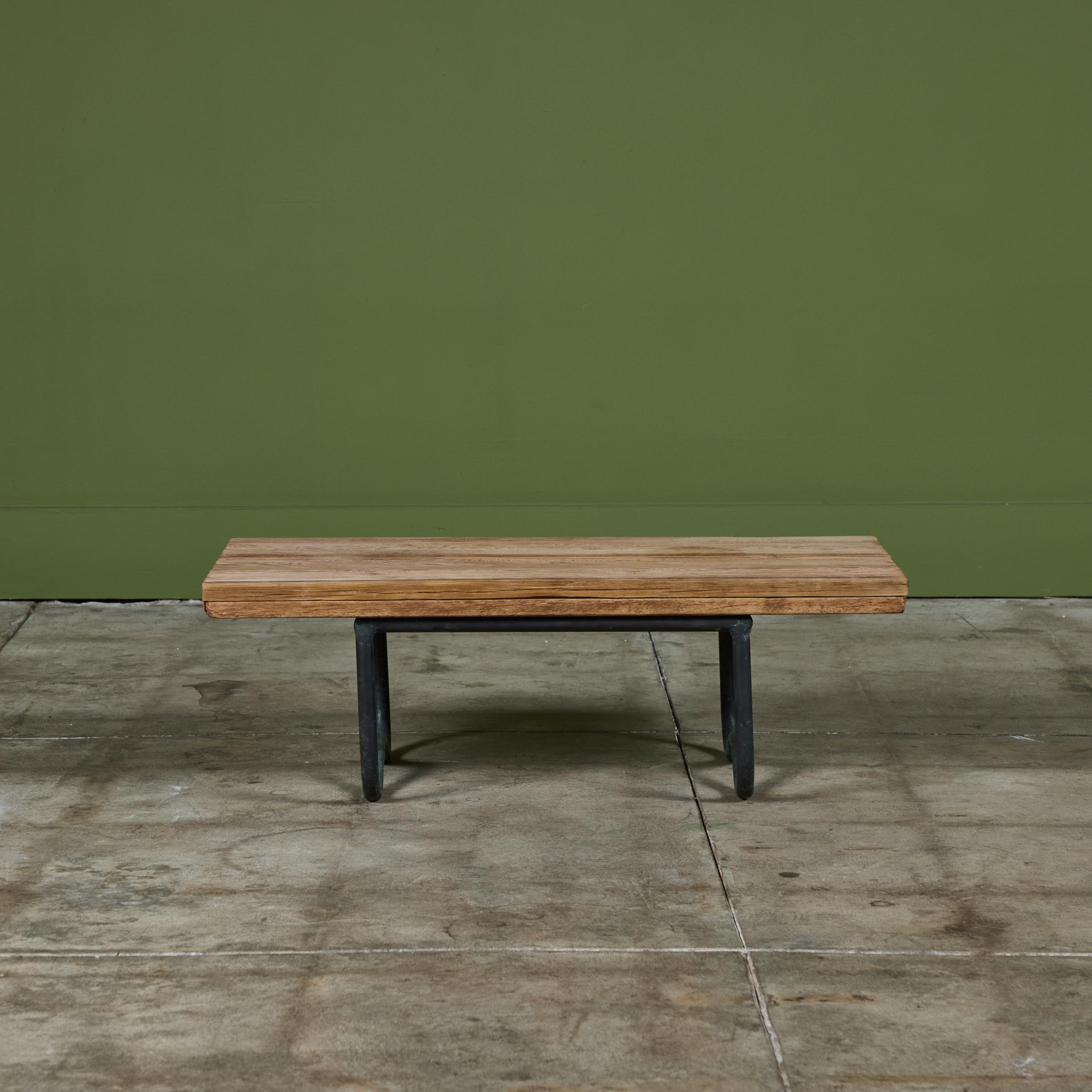 Table de plage en bronze avec plateau en bois par Walter Lamb pour Brown Jordan en vente 1