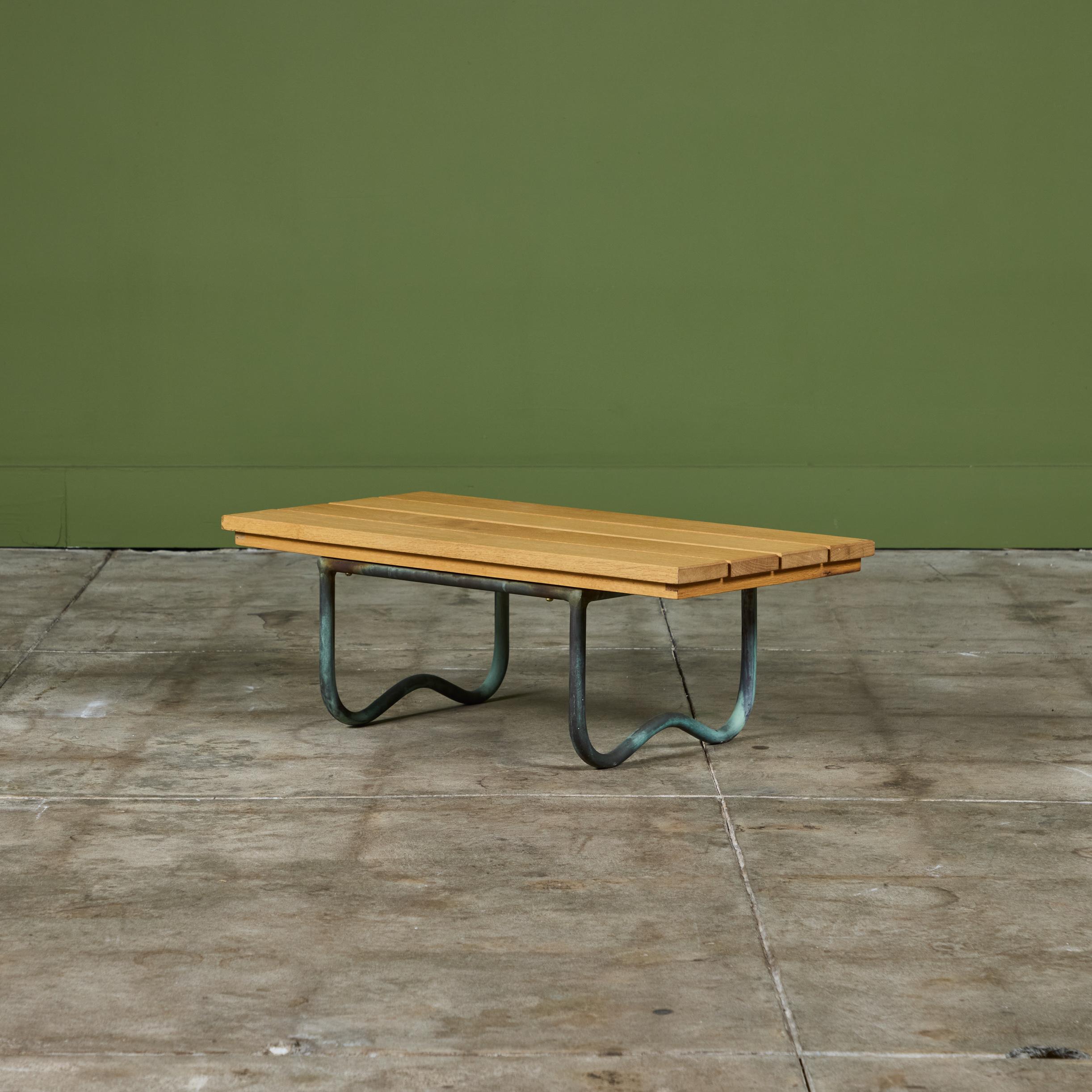 Table de plage en bronze avec plateau en bois par Walter Lamb pour Brown Jordan Excellent état - En vente à Los Angeles, CA