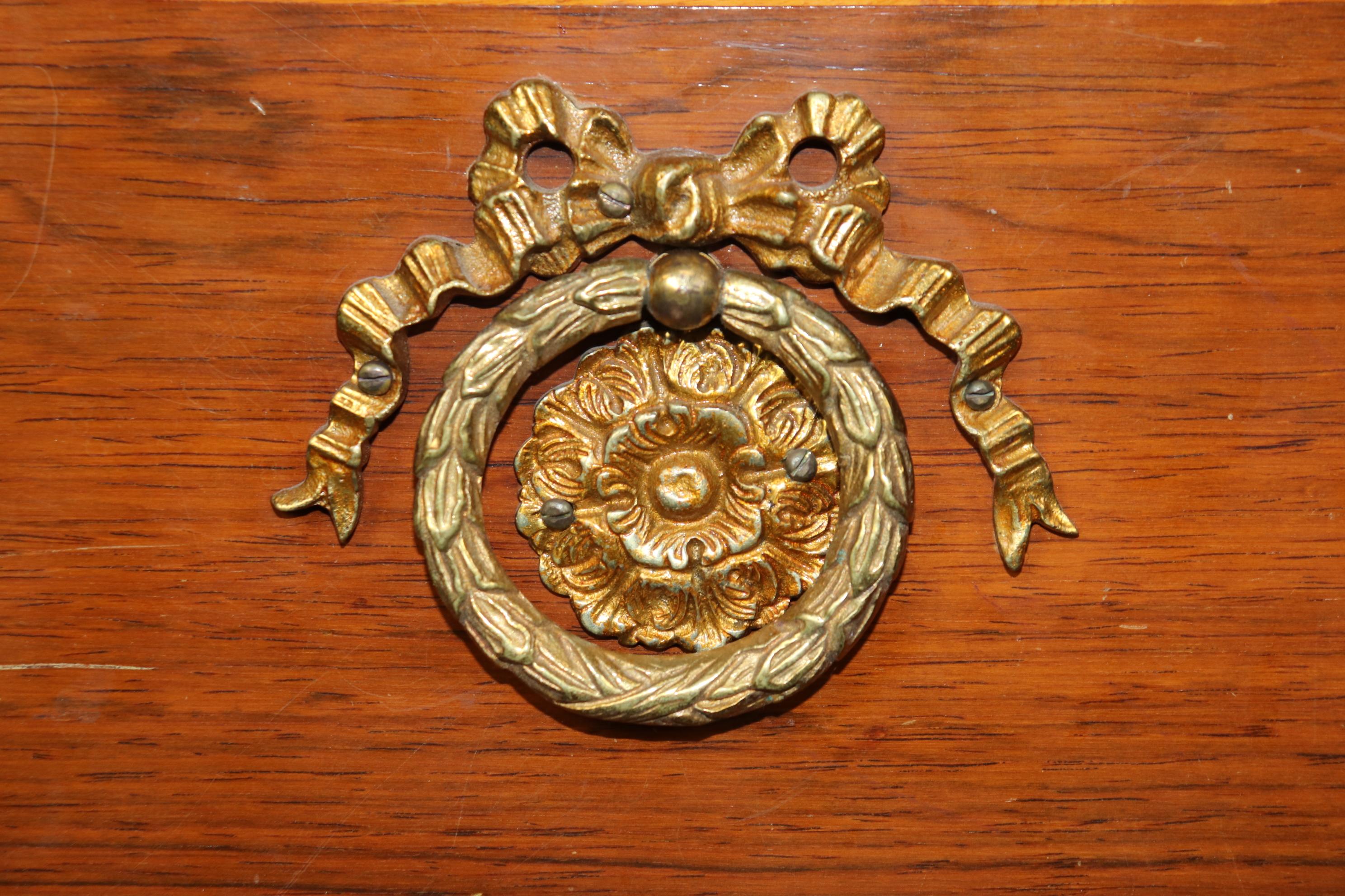 Commodo francese Luigi XV in legno di palissandro e mogano con piede a zampa di bronzo e piano in marmo in vendita 4