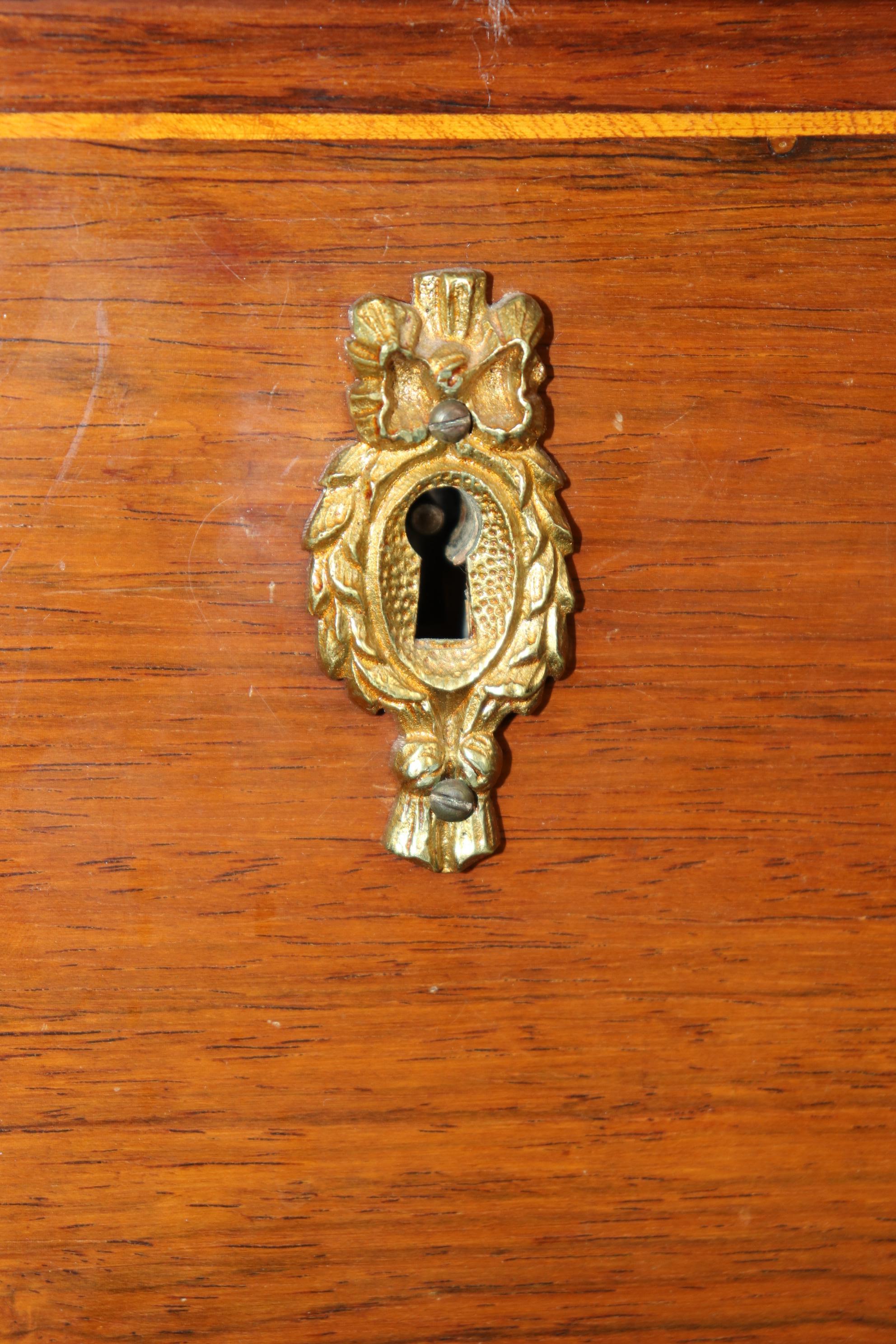Commodo francese Luigi XV in legno di palissandro e mogano con piede a zampa di bronzo e piano in marmo in vendita 5