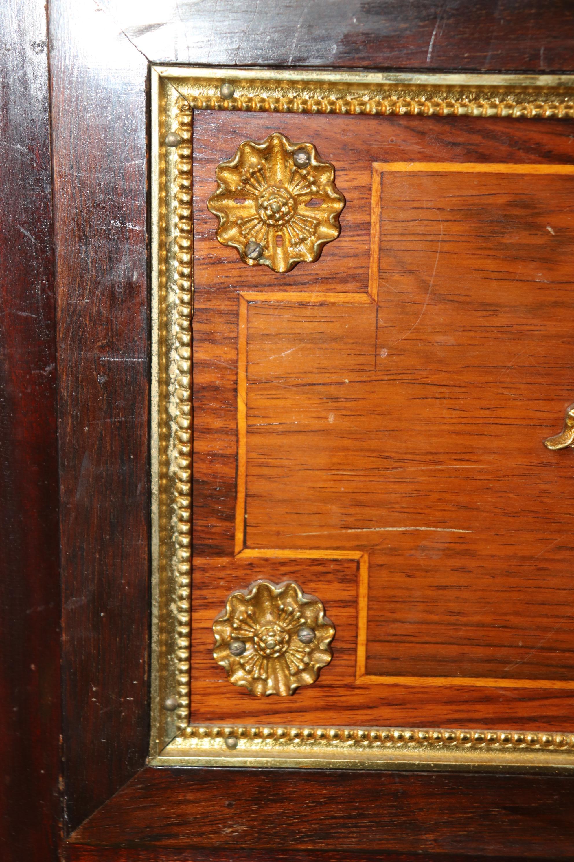 Commodo francese Luigi XV in legno di palissandro e mogano con piede a zampa di bronzo e piano in marmo in vendita 6