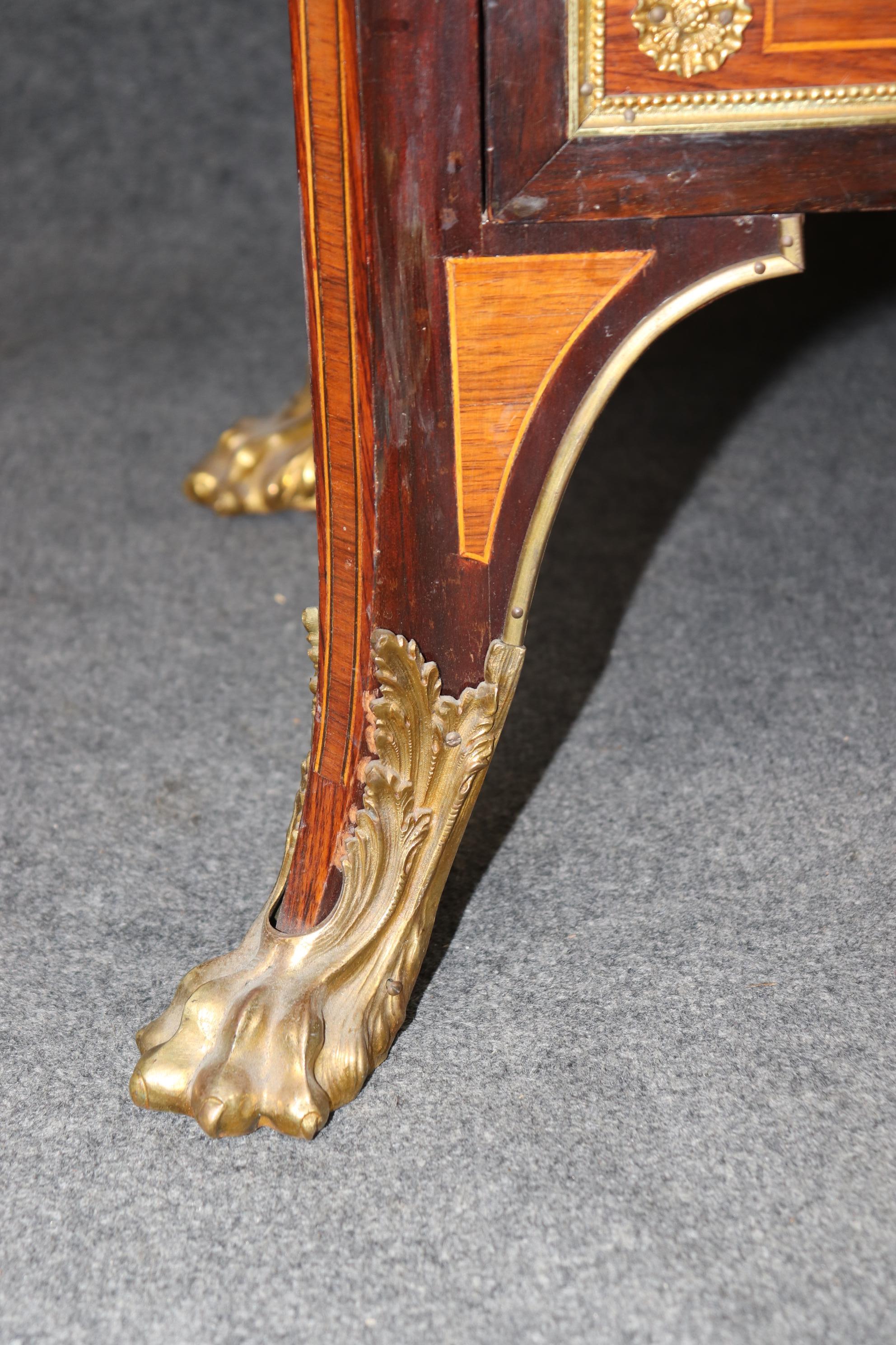 Commodo francese Luigi XV in legno di palissandro e mogano con piede a zampa di bronzo e piano in marmo In condizioni buone in vendita a Swedesboro, NJ