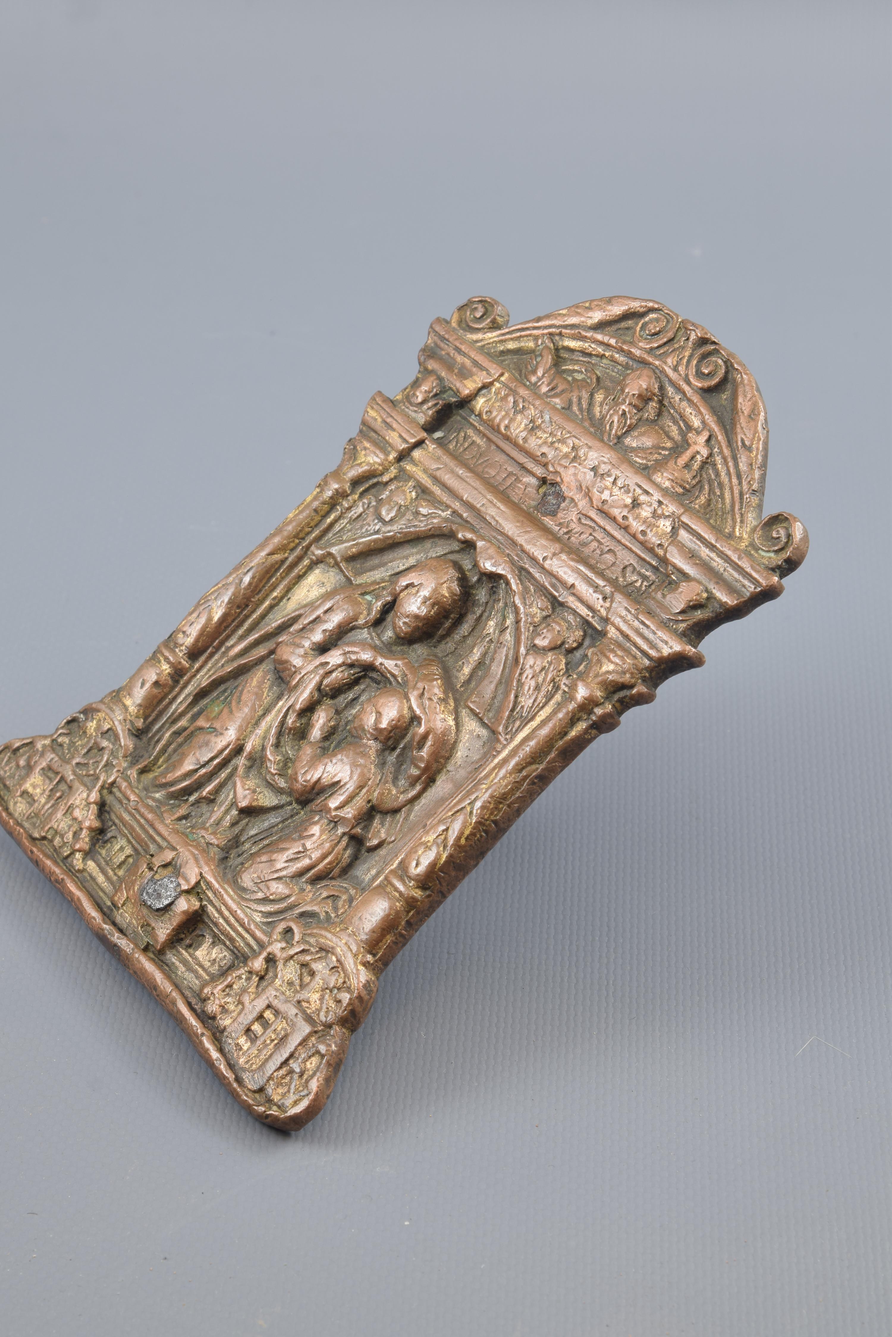 Paper holder bronze, 16th century.
Bronze paper holder with handle in the shape of a torsa column on the back (area decorated with a work of rhombuses and flowers). The front presents an architectural framework of classical influence (scrolls,