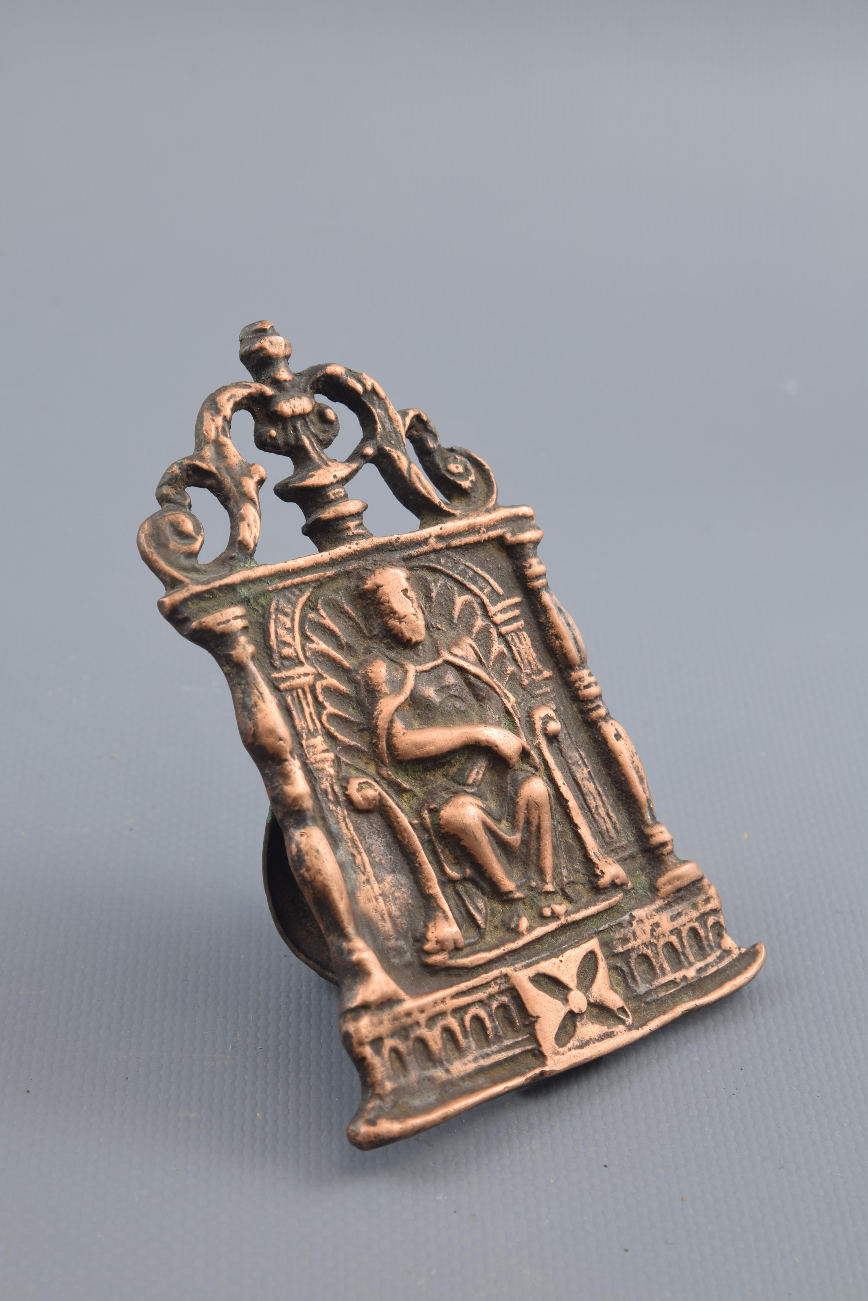Porte-papier en bronze, XVIe siècle.
Porte-papier en bronze avec poignée plate à l'arrière qui présente une décoration en léger relief sur le devant. Sous une enchère d'éléments ajourés d'un goût clair de la Renaissance, une composition