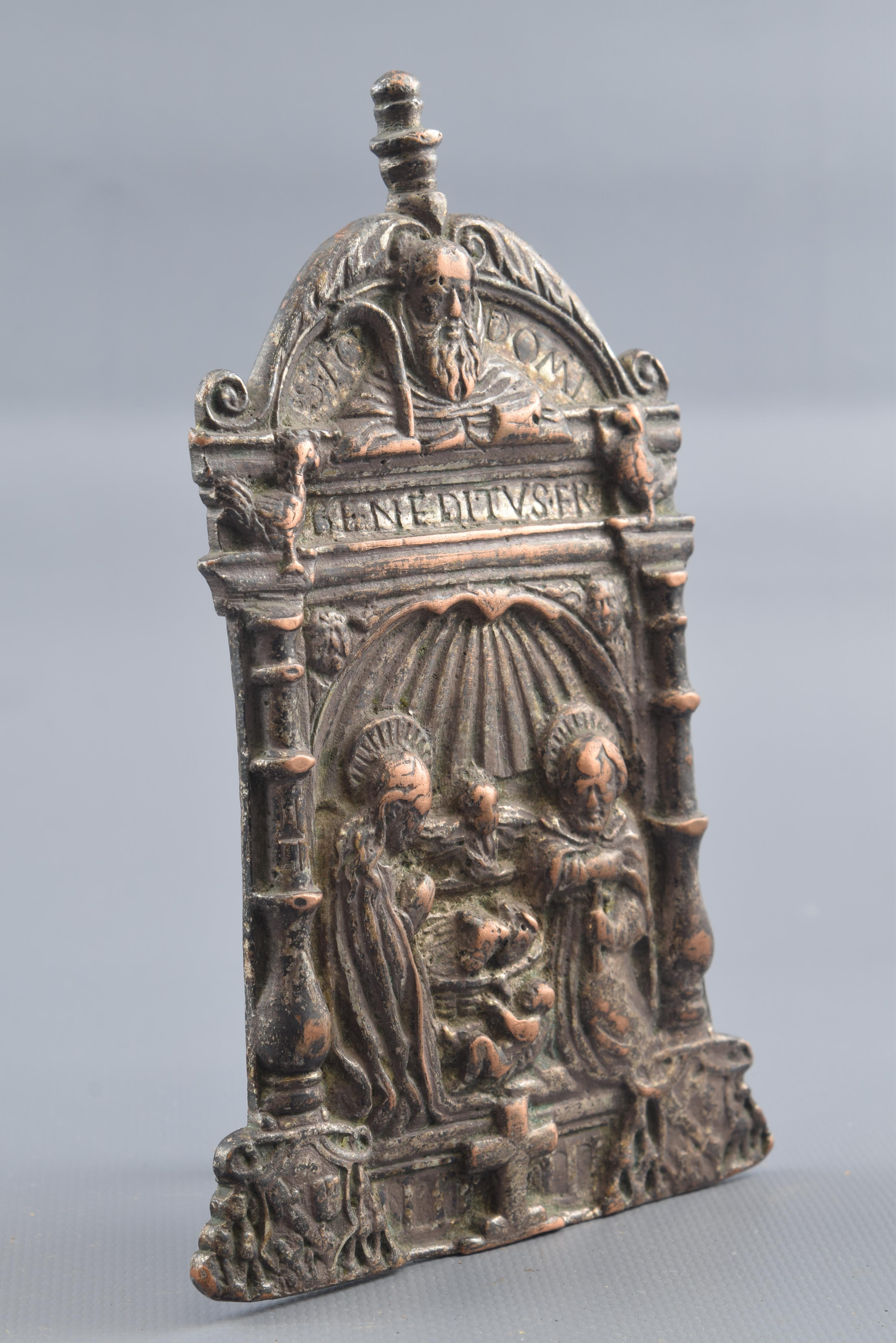 Papierhalter Bronze, 16. Jahrhundert.
Papierhalter aus Bronze mit einem flachen, gebogenen Griff auf der Rückseite, der ein Reliefdekor aufweist, das auf der Vorderseite durch eine architektonische Komposition mit klassischem Einfluss organisiert