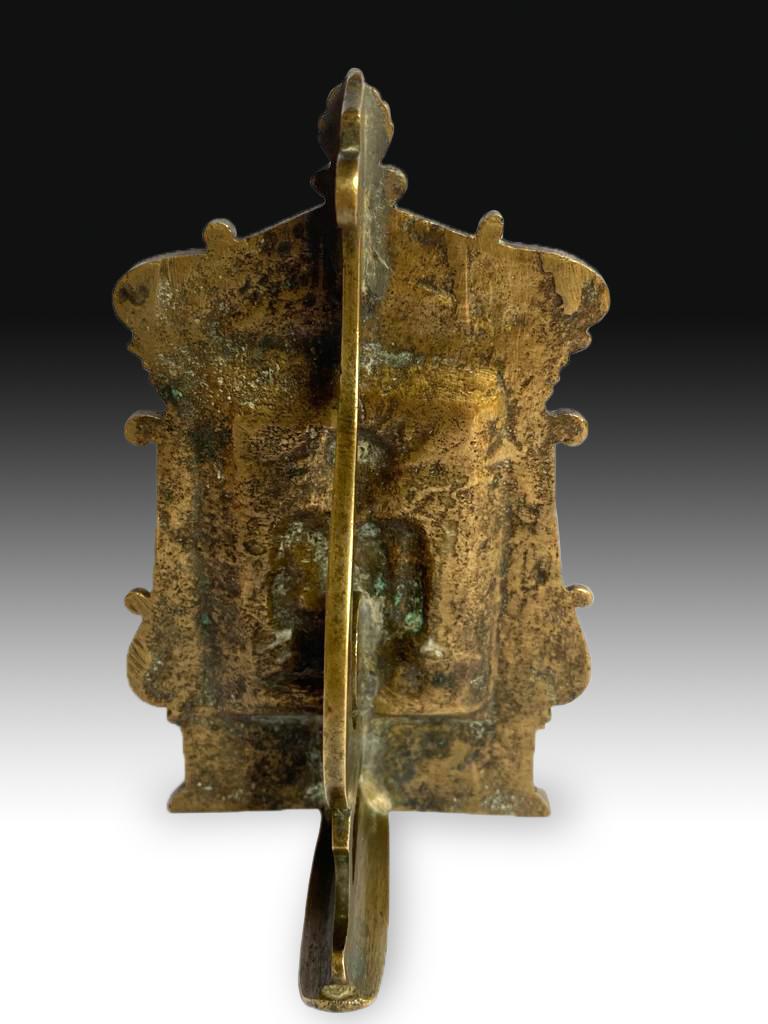 Portapaz, Ecce Homo. Bronze, 16th century.
Brass portapaz with handle located on the back (flat, asymmetrical “ese” shape with a lower cap and ends finished with a volute) and relief on the front. The architectural structure of pedestals under