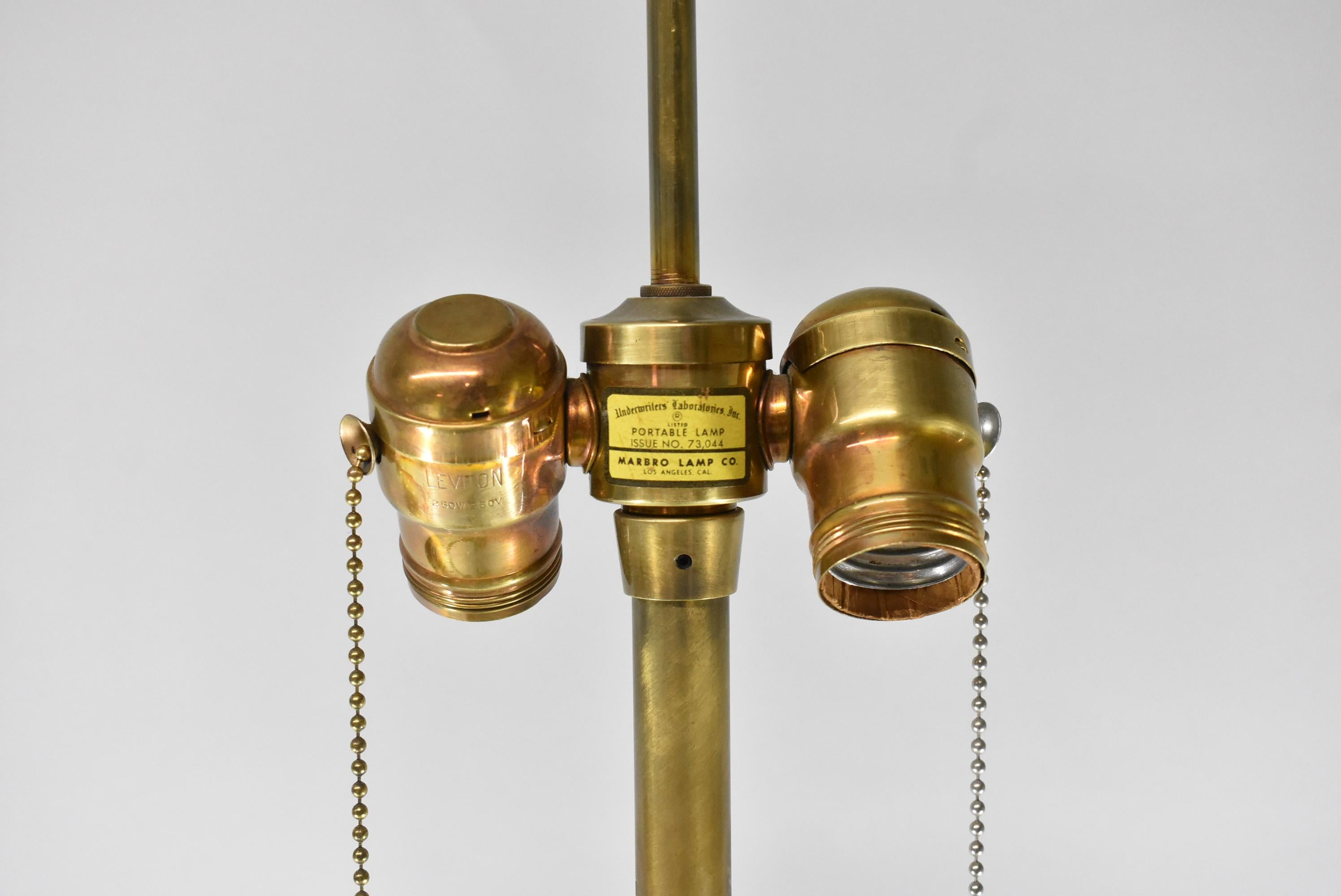 Bronze Lampe de bureau paon en bronze Marbro Lamp Co. Base ébonisée en vente