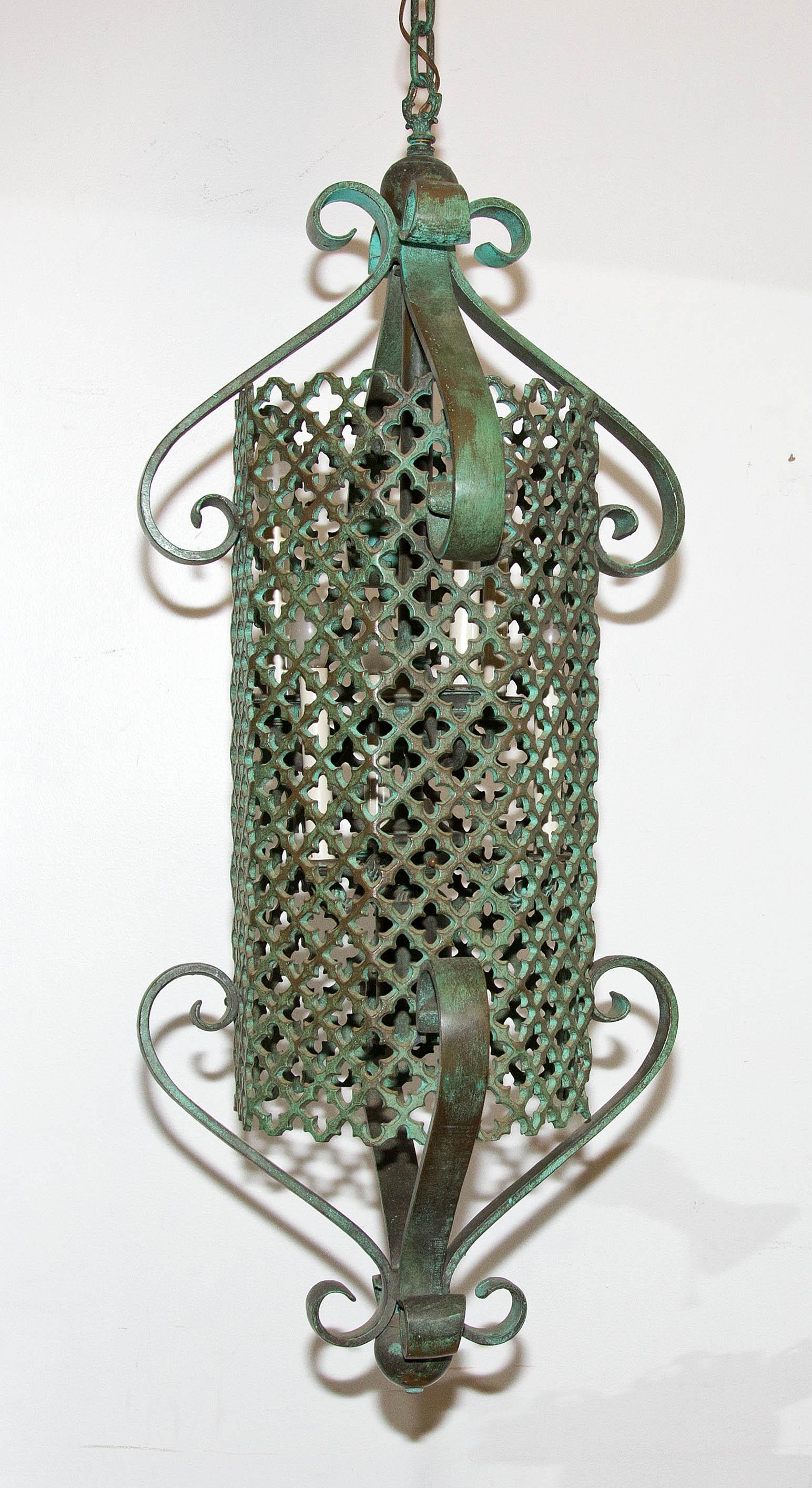 Lampada a sospensione in bronzo di alta qualità. Patina di Verdigris. Interno con sei luci a candela e un faretto. Sei piedi di catena in bronzo abbinata, inizio XX secolo.