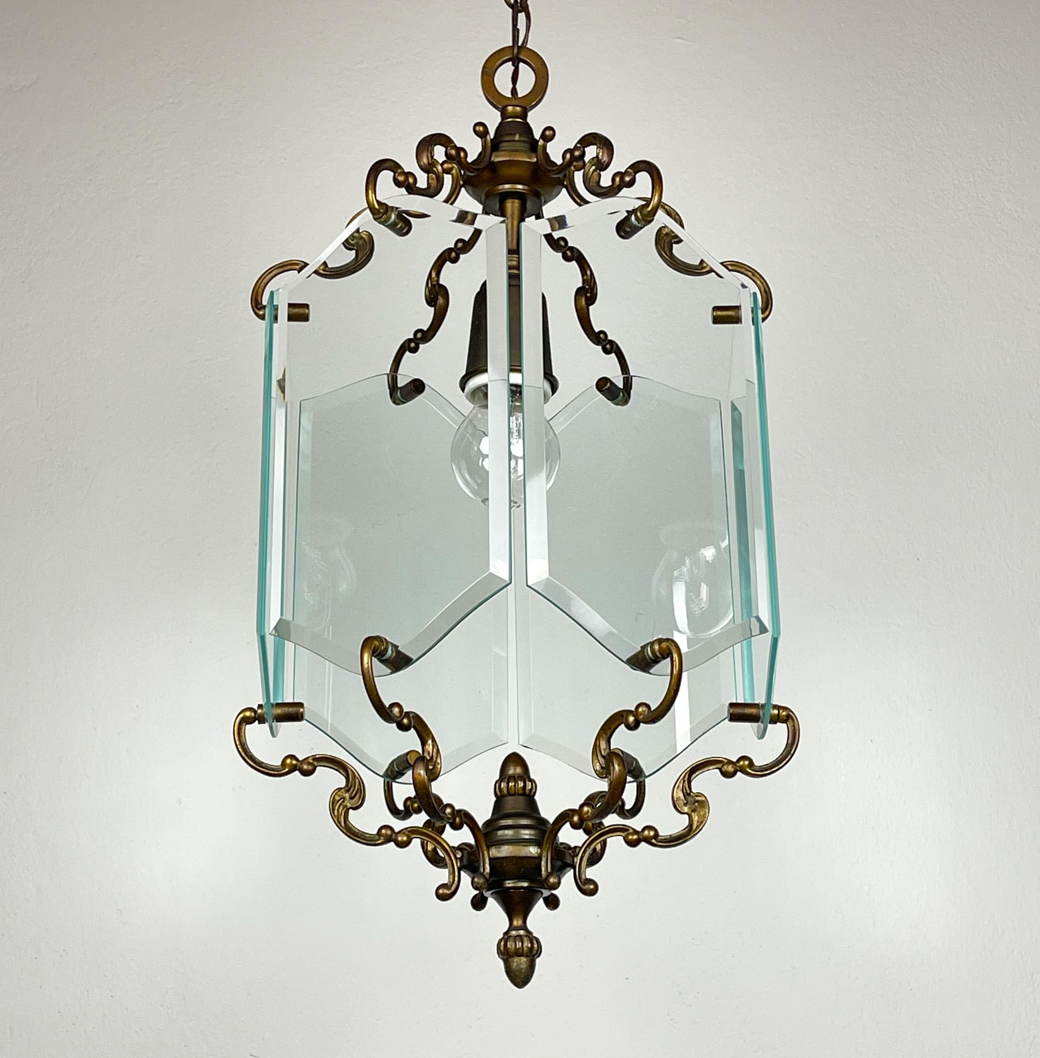 

Bellissima lampada a sospensione in vetro artistico e bronzo nello stile di Pietro Chiesa per Fontana Arte. Prodotto in Italia negli anni '50.

La lampada è in ottime condizioni vintage.

Dimensioni:
Larghezza: 28 cm
Altezza: 52 cm / 20,5
