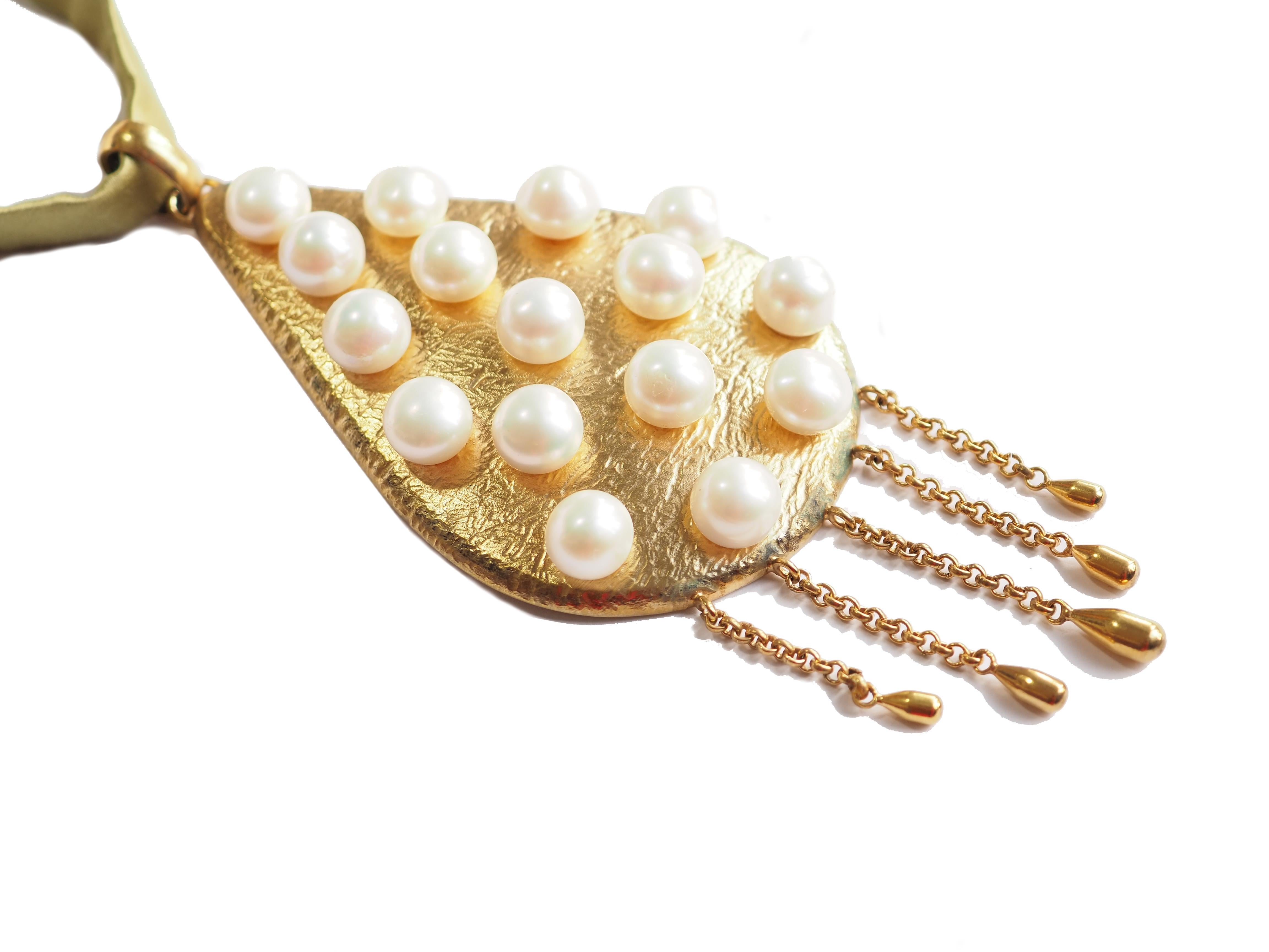 very nice pendant coming with silk band adjustable, hand made in bronze with white  natural pearls and little fringe and drop on the end.
The drop measures length 12cm max large 6cm.
All Giulia Colussi jewelry is new and has never been previously