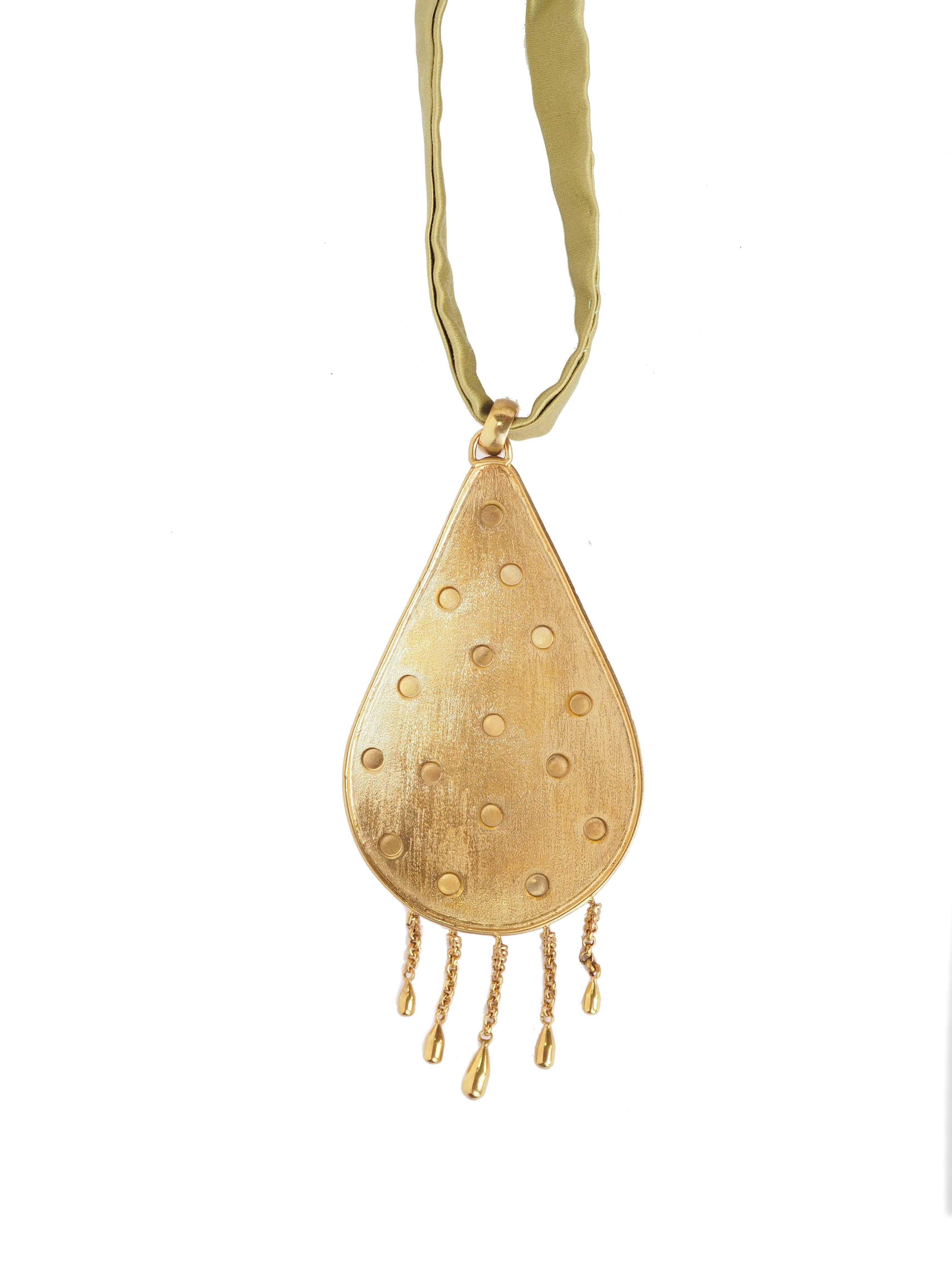 Artisan Pendentif en bronze avec perles naturelles en vente