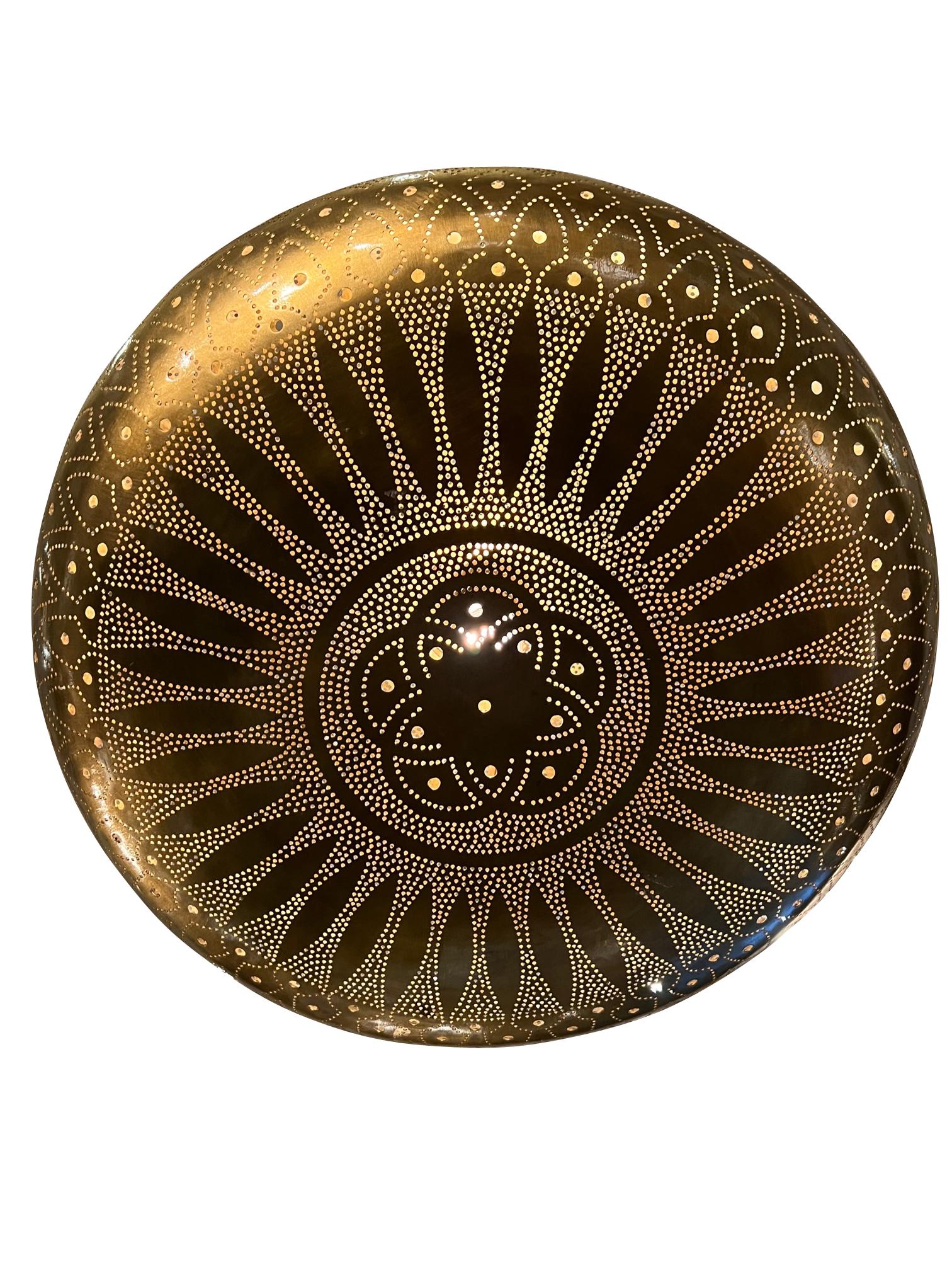 Zeitgenössischer marokkanischer Kronleuchter aus durchbrochener Bronze.
Traditionelles dekoratives Design.
Sphärische Form.
Höhe der Halterung 13