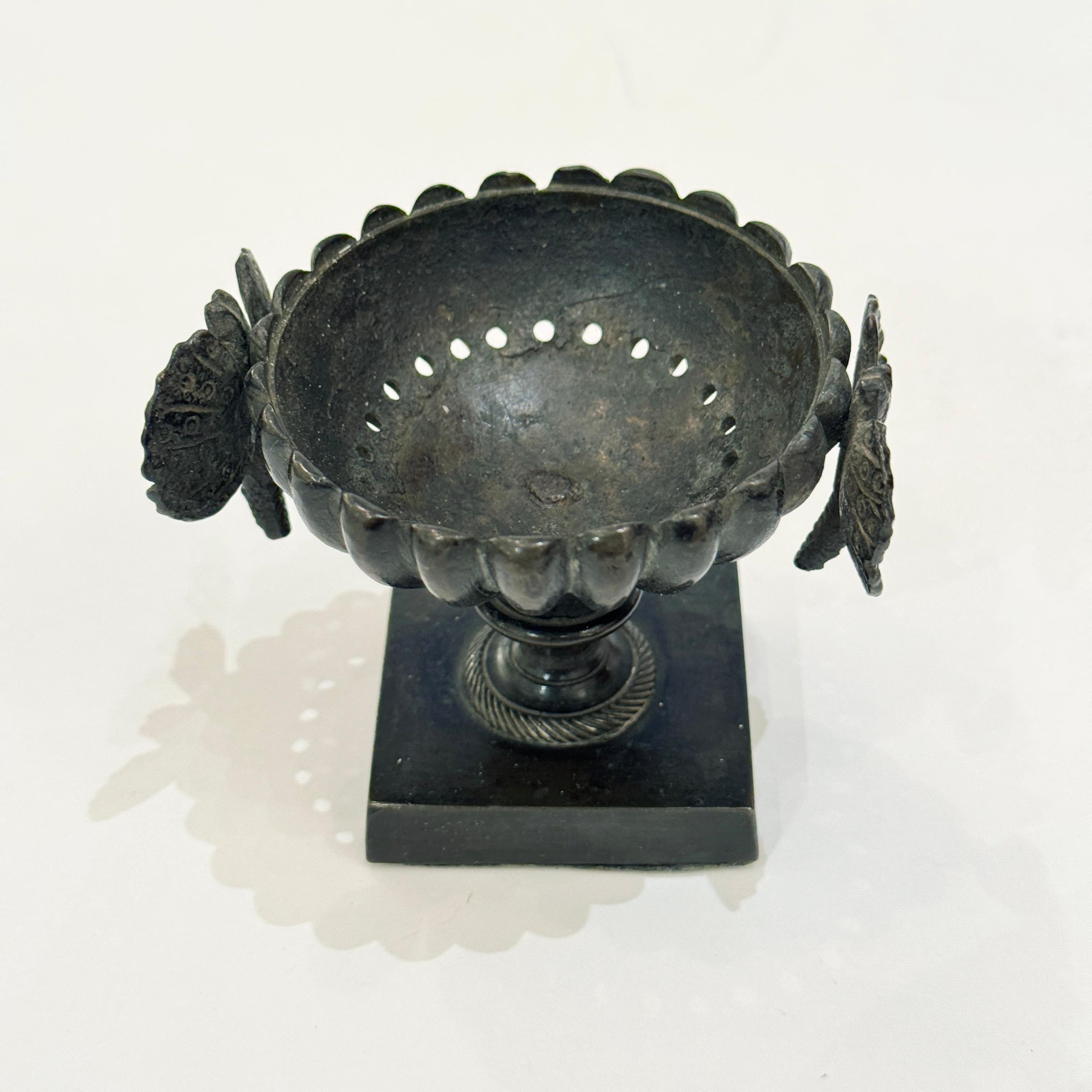 « parfumeur en bronze avec papillons décoratifs. France