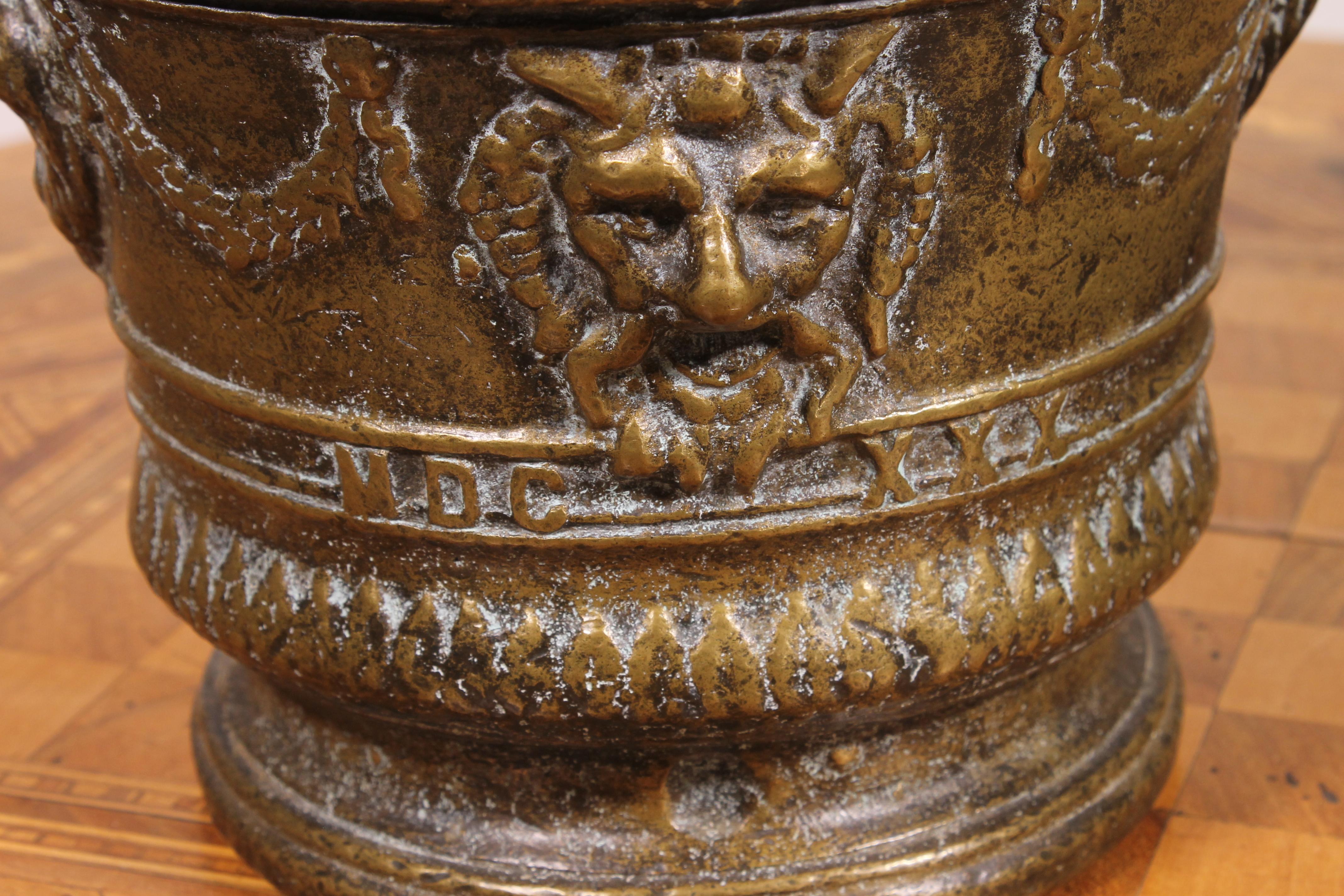 Mortier de pharmacie en bronze Italie-17° siècle en vente 2