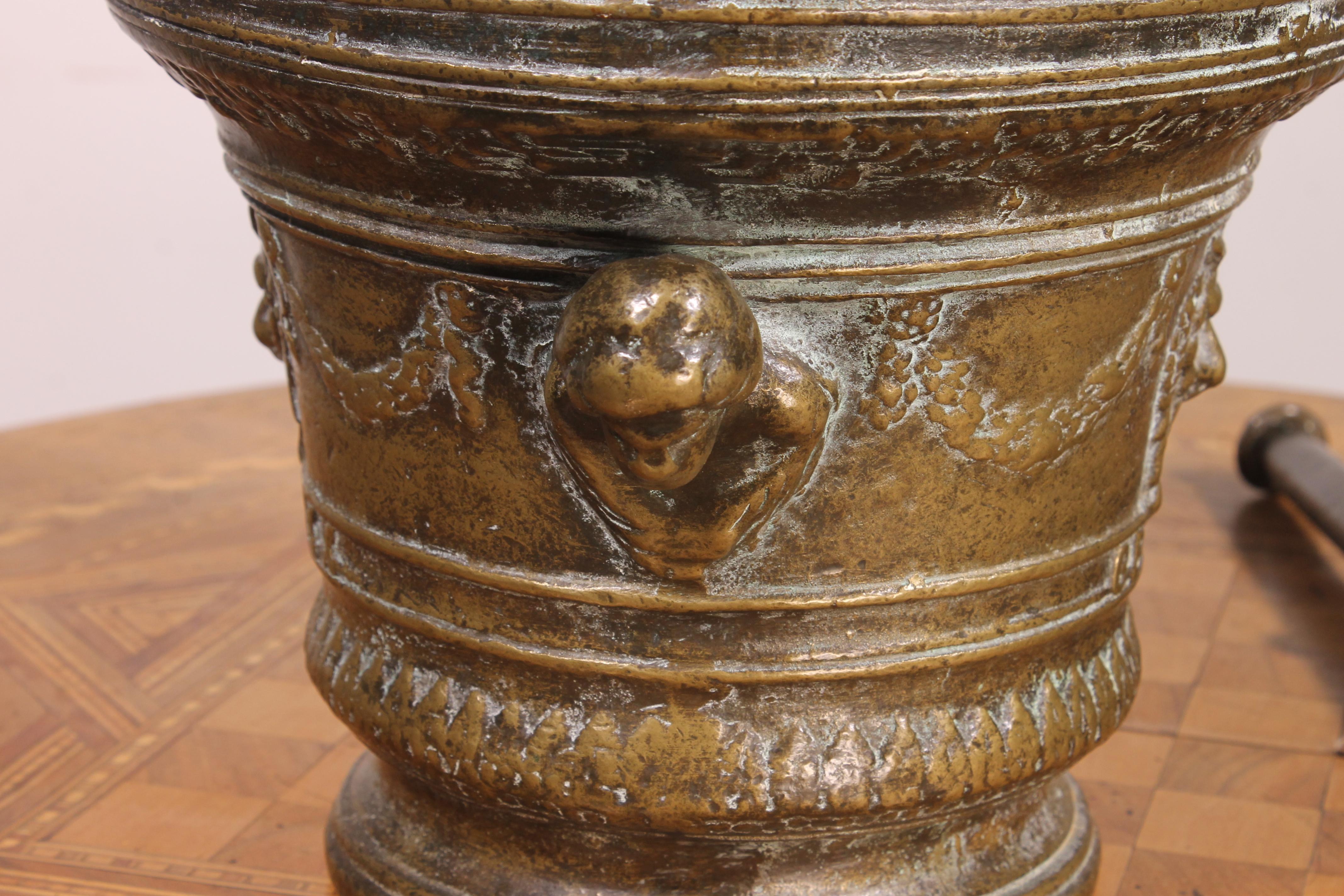 Mortier de pharmacie en bronze Italie-17° siècle en vente 3