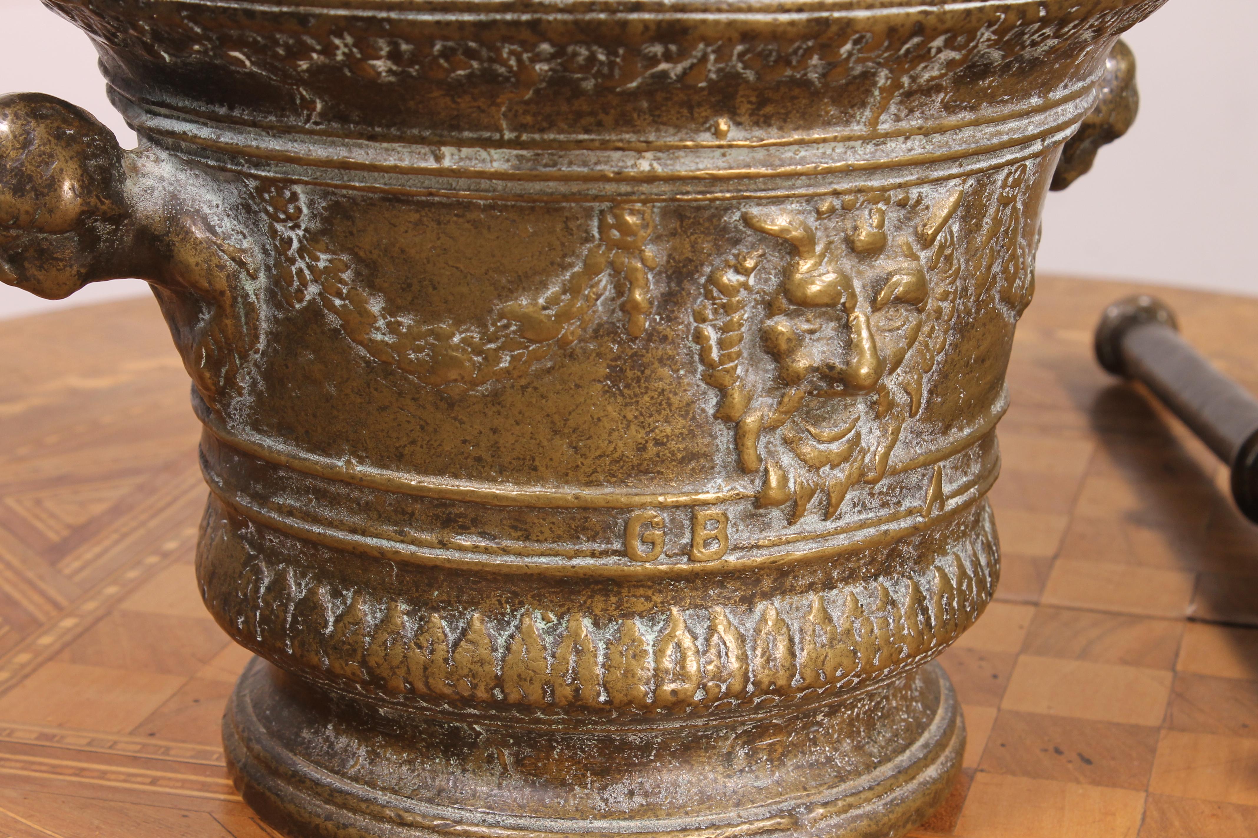 Mortier de pharmacie en bronze Italie-17° siècle en vente 4