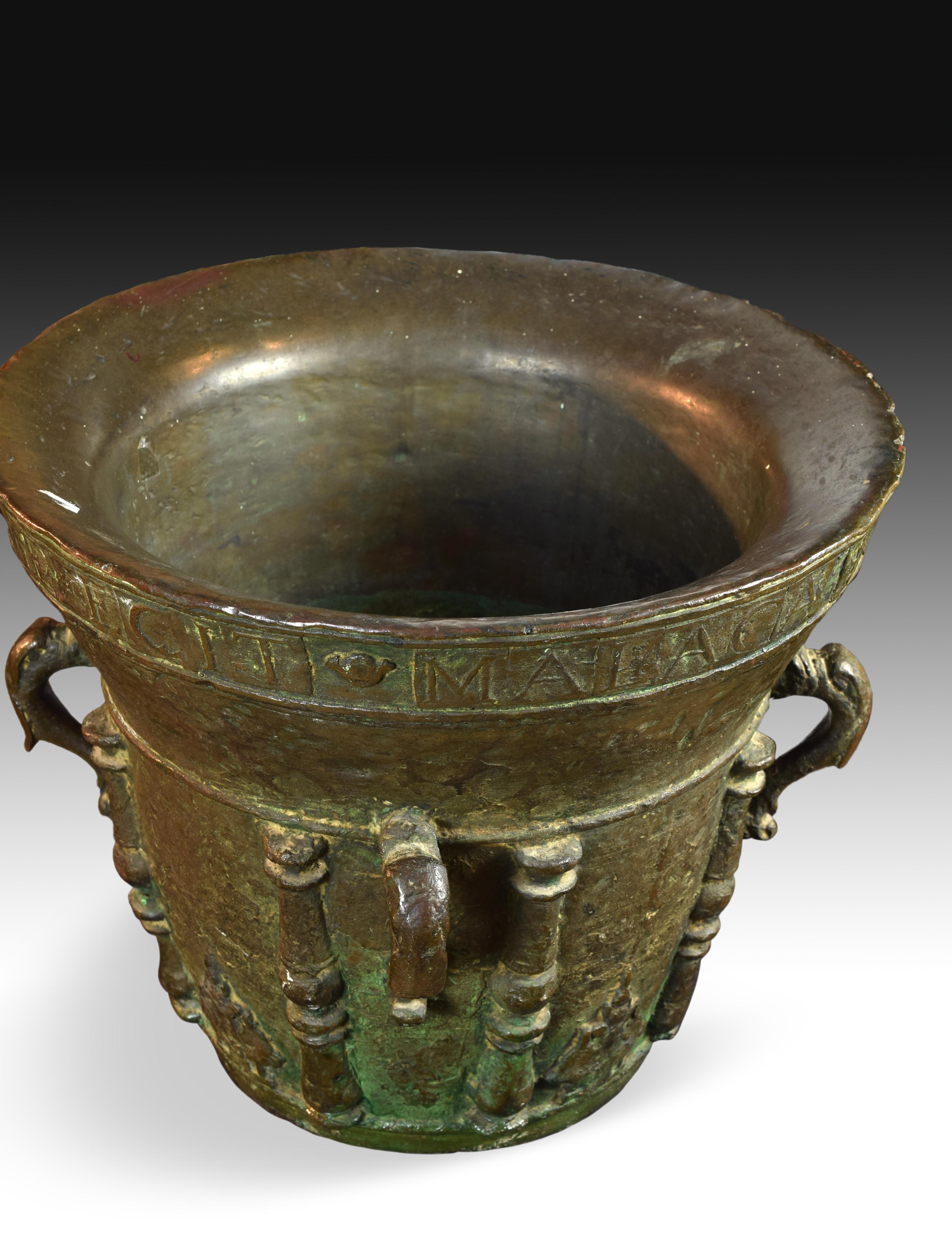 Bronze pharmacy mortar. Signed and dated (Bargas, 1711).
It has an excavated mouth, a truncated conical body with a slight inversion and a base highlighted by a flat molding that does not protrude from the mortar profile. The decoration is located