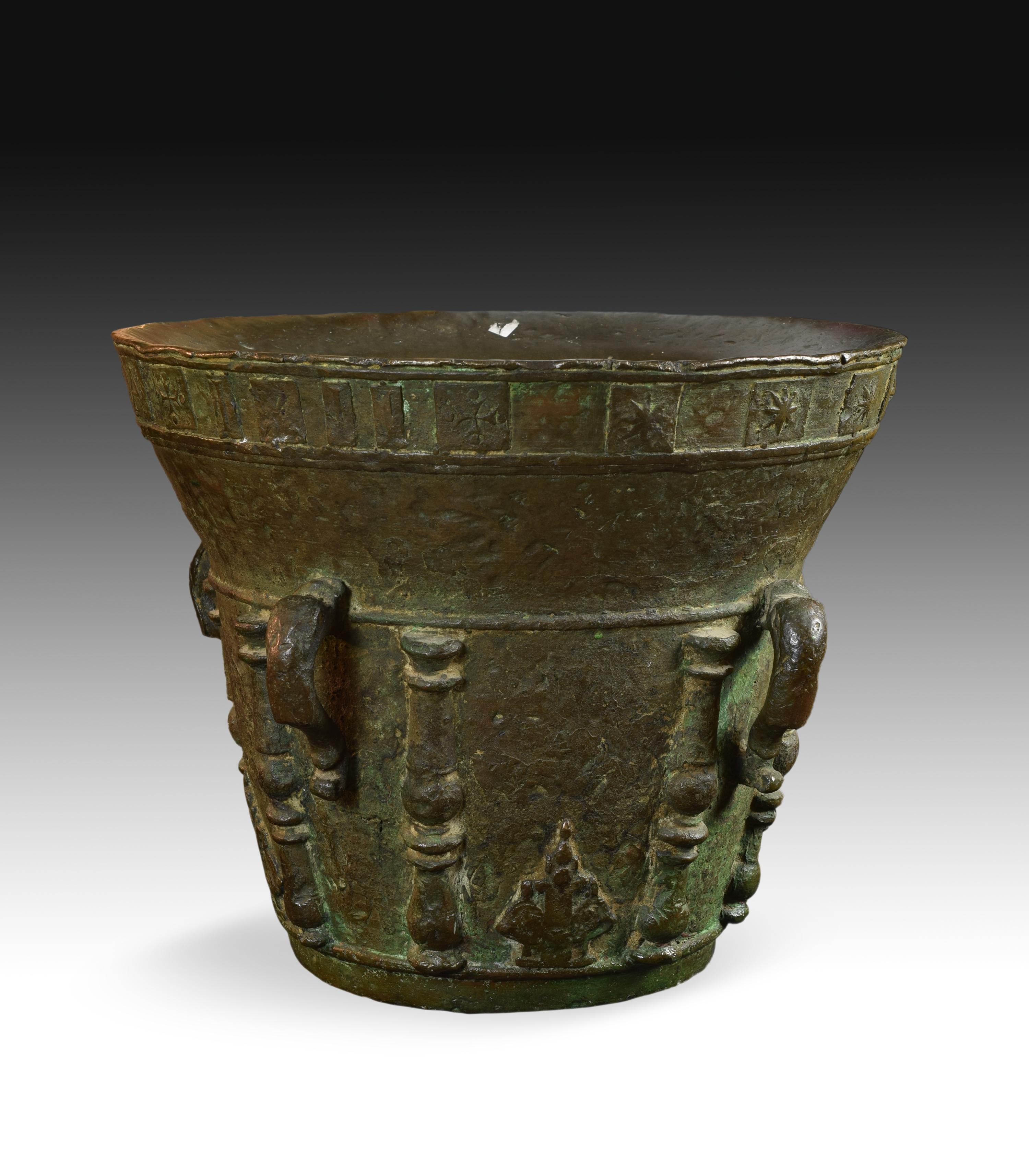 Bronze Pharmacy Mortar, Signed and Dated 'Bargas, 1711' In Fair Condition In Madrid, ES